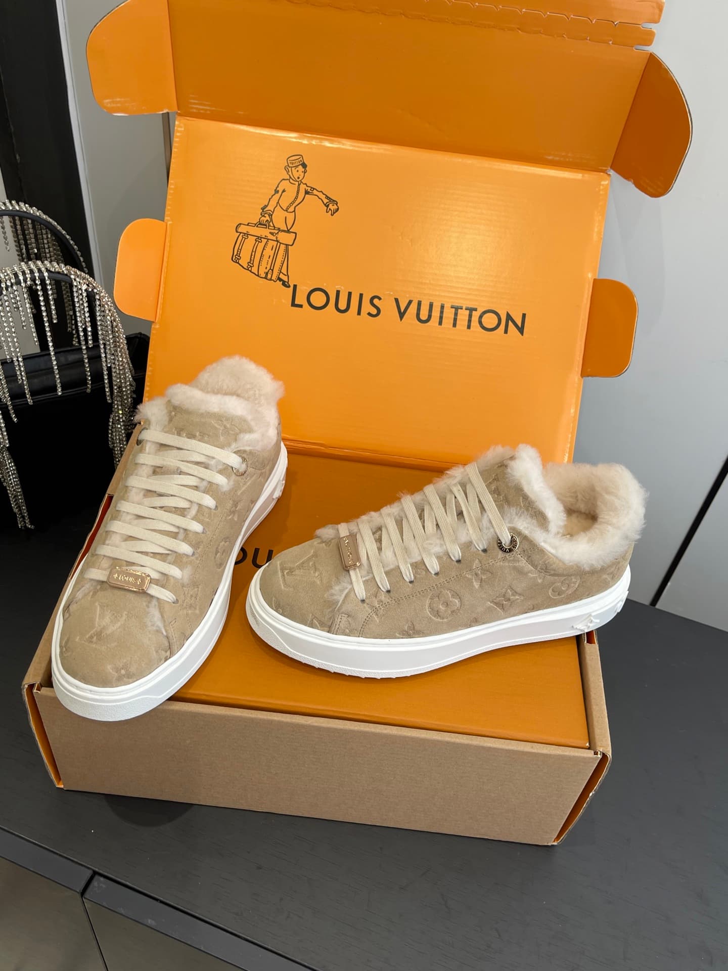 D9148 🏧𝐋𝐕 Louis Vuitton TIME OUT casual sneakers, white leather with faux fur — image 8