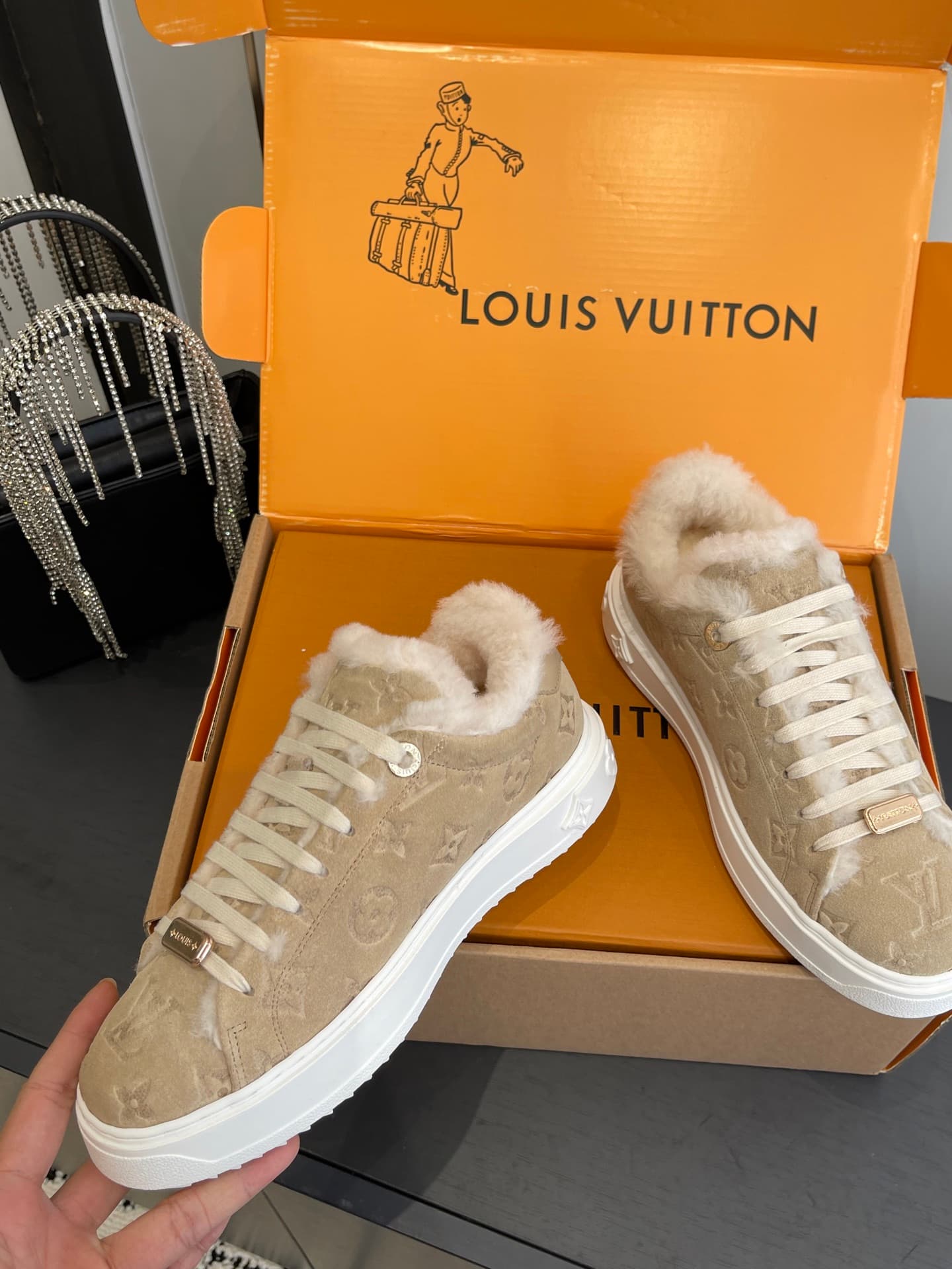 D9148 🏧𝐋𝐕 Louis Vuitton TIME OUT casual sneakers, white leather with faux fur — image 4