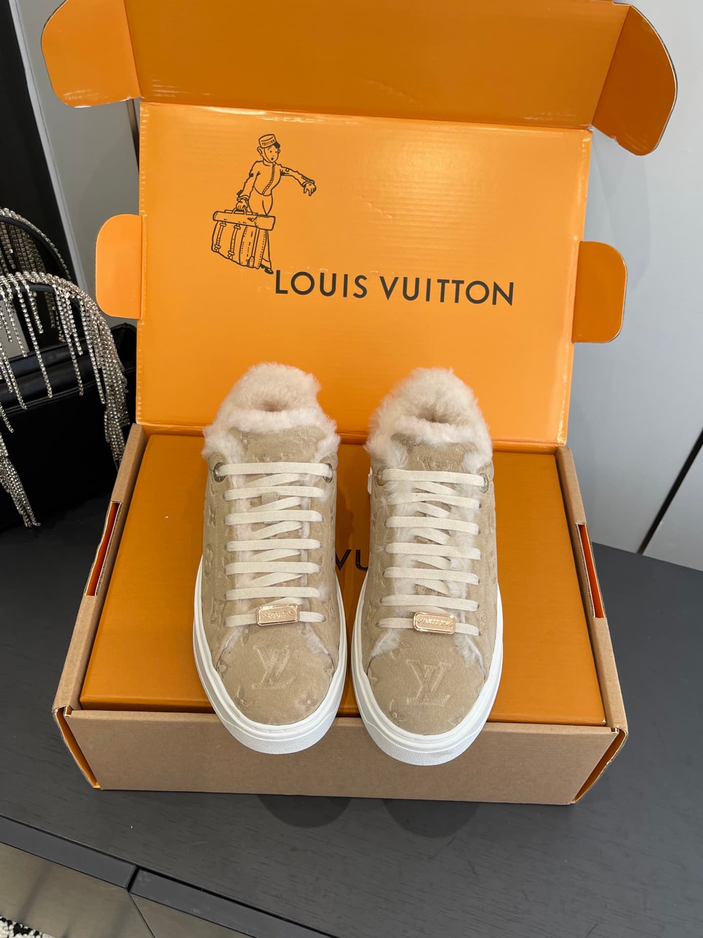 D9148 🏧𝐋𝐕 Louis Vuitton TIME OUT casual sneakers, white leather with faux fur — image 2