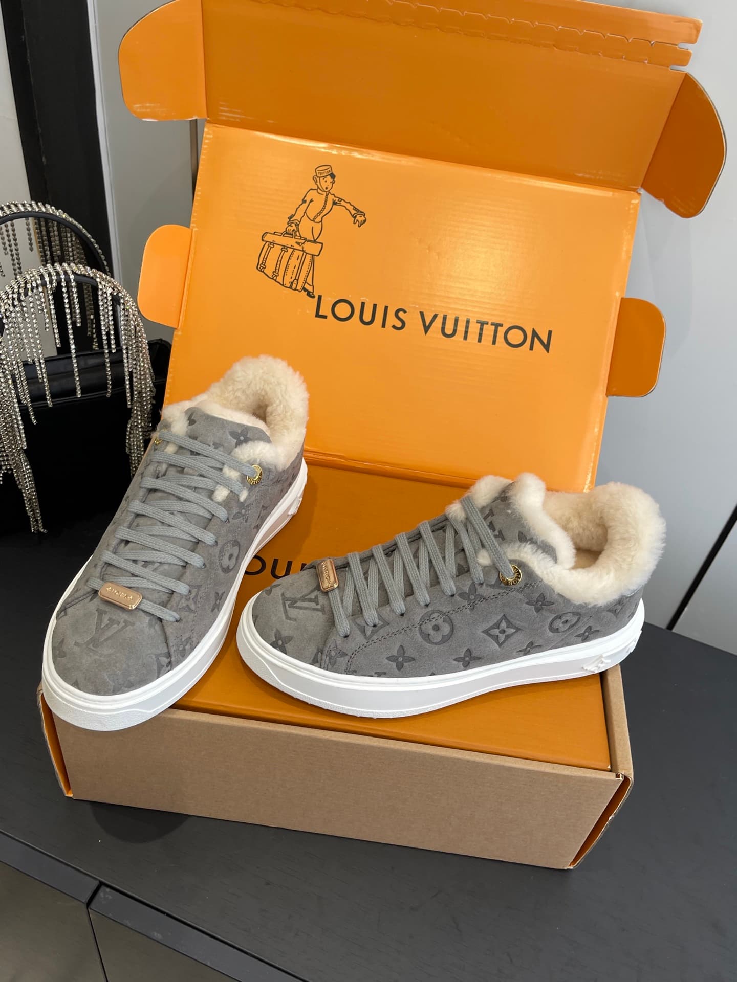 D9147 🏧𝐋𝐕 Louis Vuitton TIME OUT casual sneakers, white shoes with fur lining — image 8