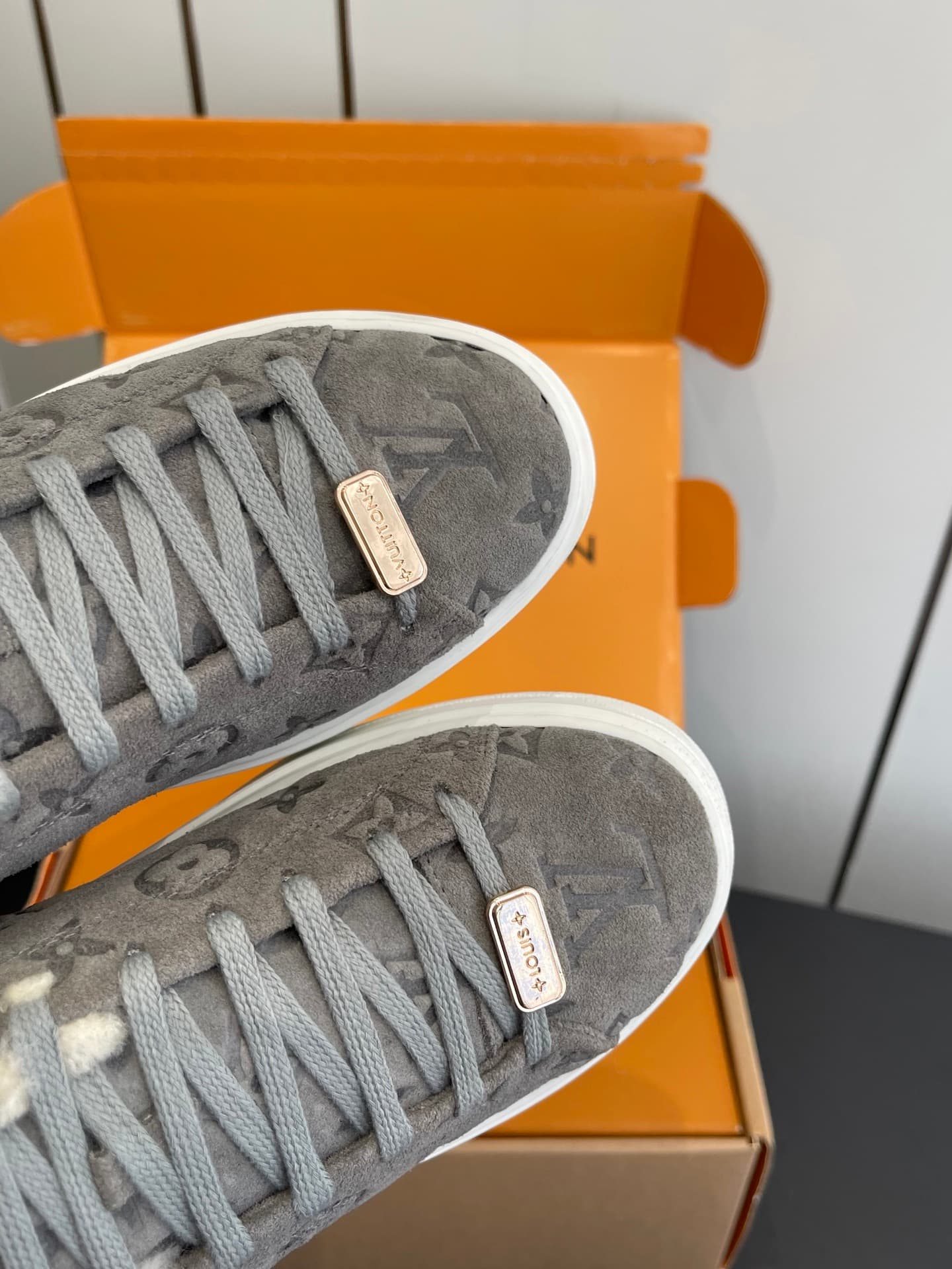 D9147 🏧𝐋𝐕 Louis Vuitton TIME OUT casual sneakers, white shoes with fur lining — image 3