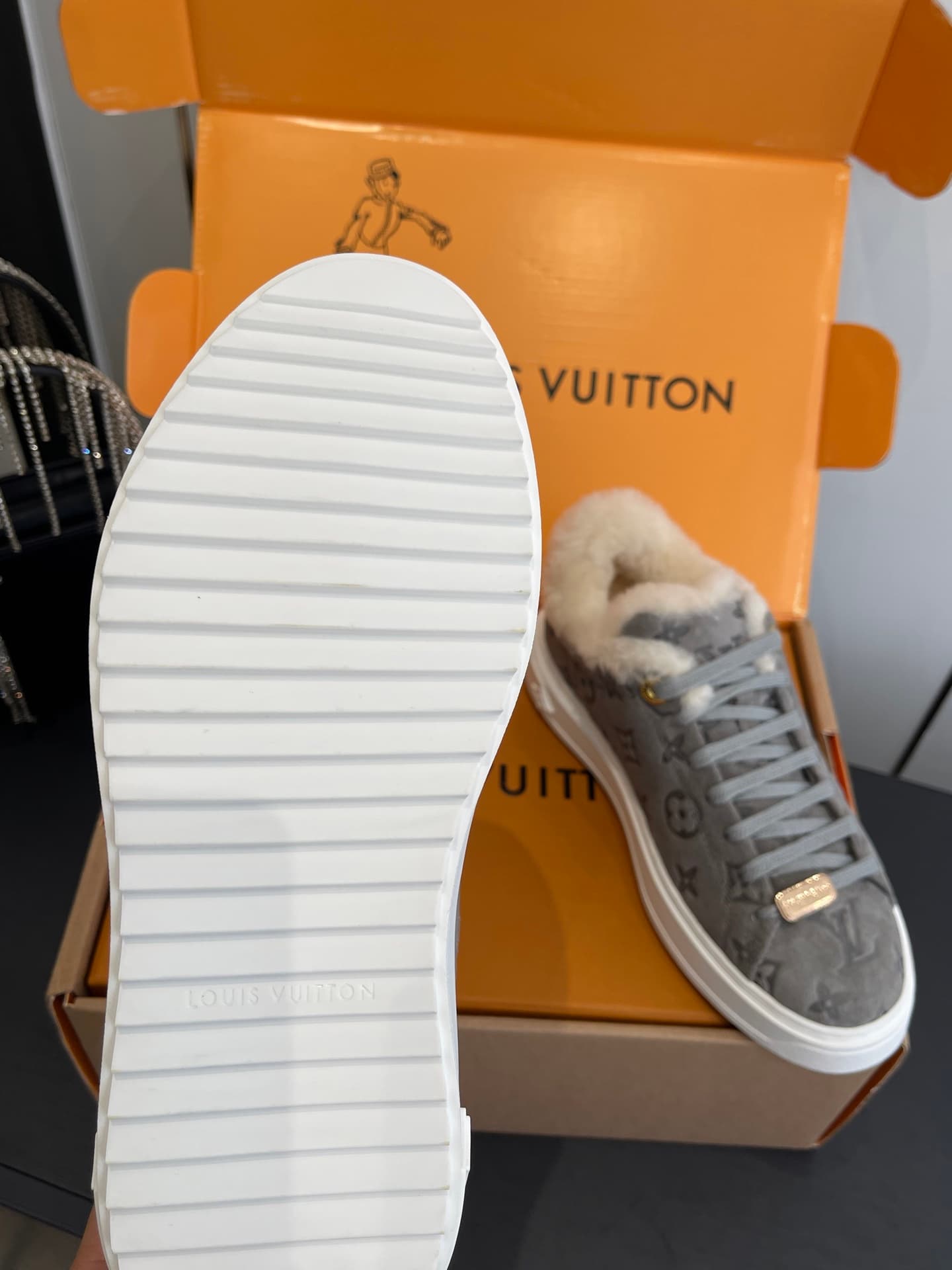 D9147 🏧𝐋𝐕 Louis Vuitton TIME OUT casual sneakers, white shoes with fur lining — image 6