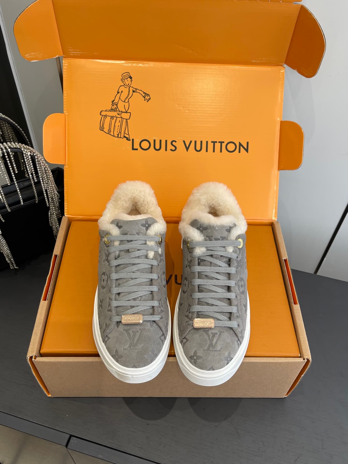 D9147 🏧𝐋𝐕 Louis Vuitton TIME OUT casual sneakers, white shoes with fur lining — image 2