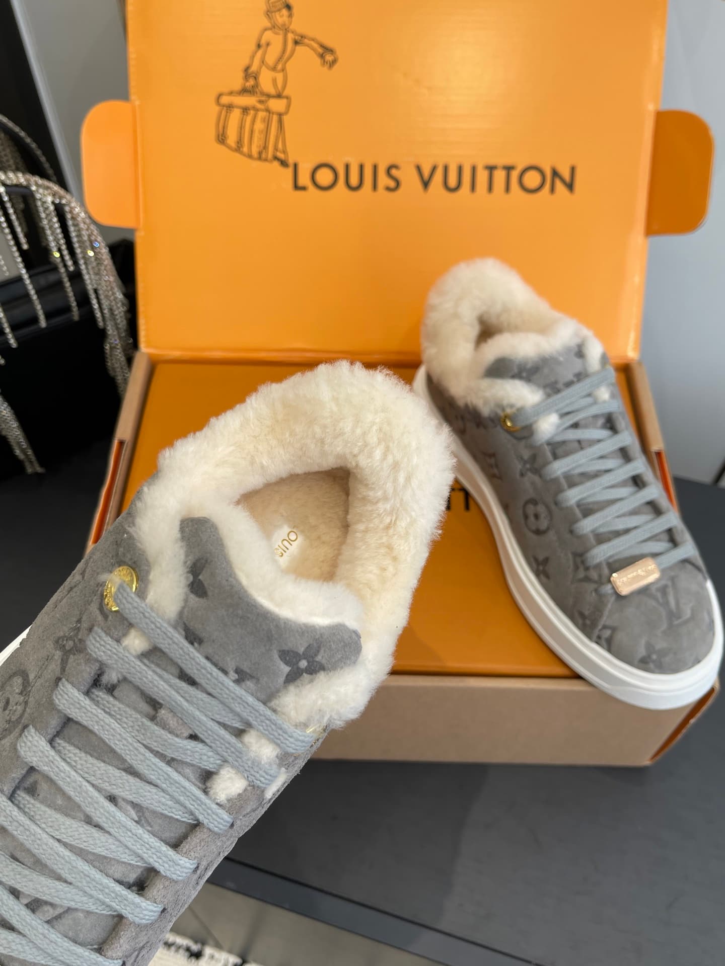 D9147 🏧𝐋𝐕 Louis Vuitton TIME OUT casual sneakers, white shoes with fur lining — image 5