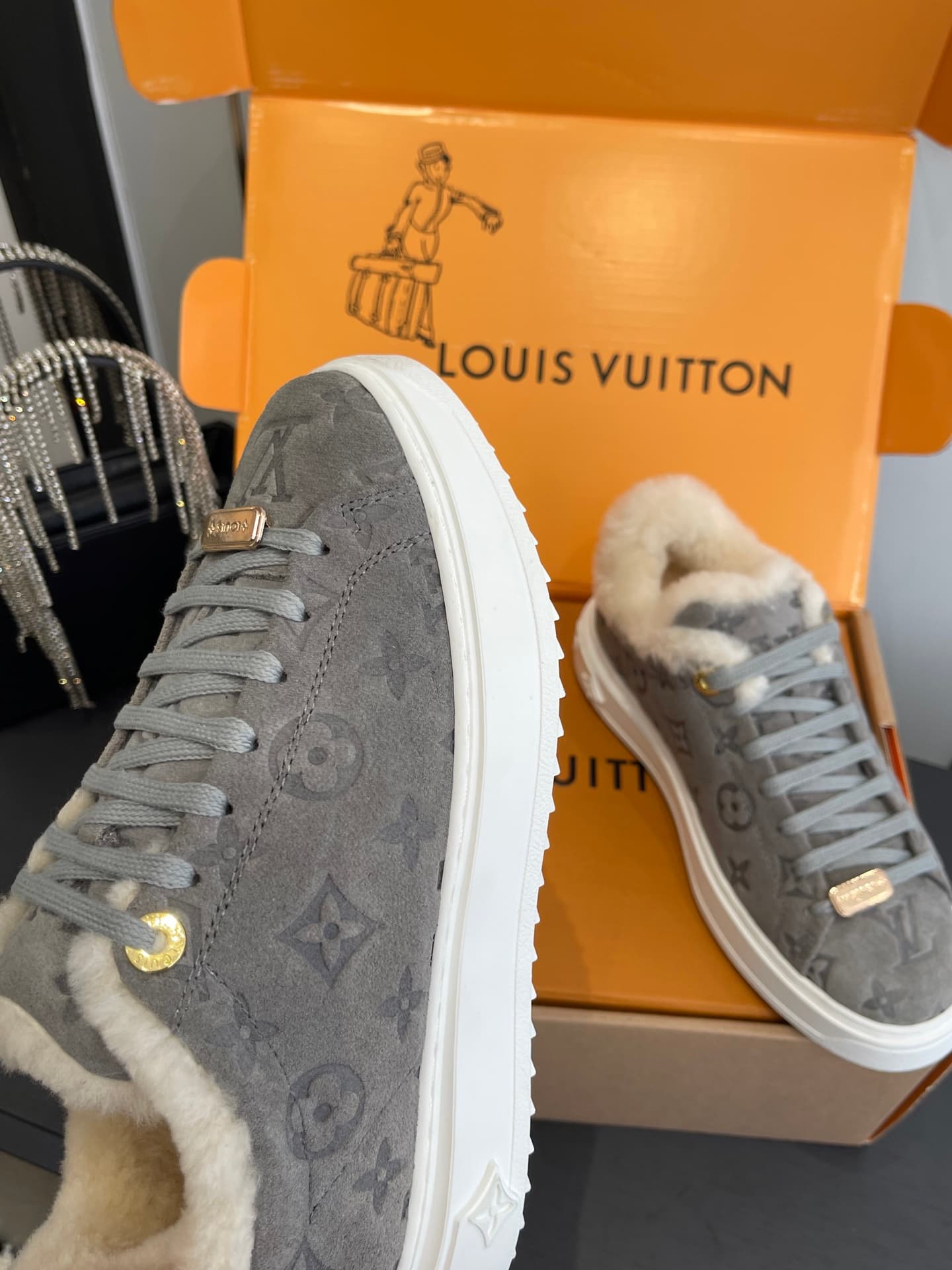 D9147 🏧𝐋𝐕 Louis Vuitton TIME OUT casual sneakers, white shoes with fur lining — image 7