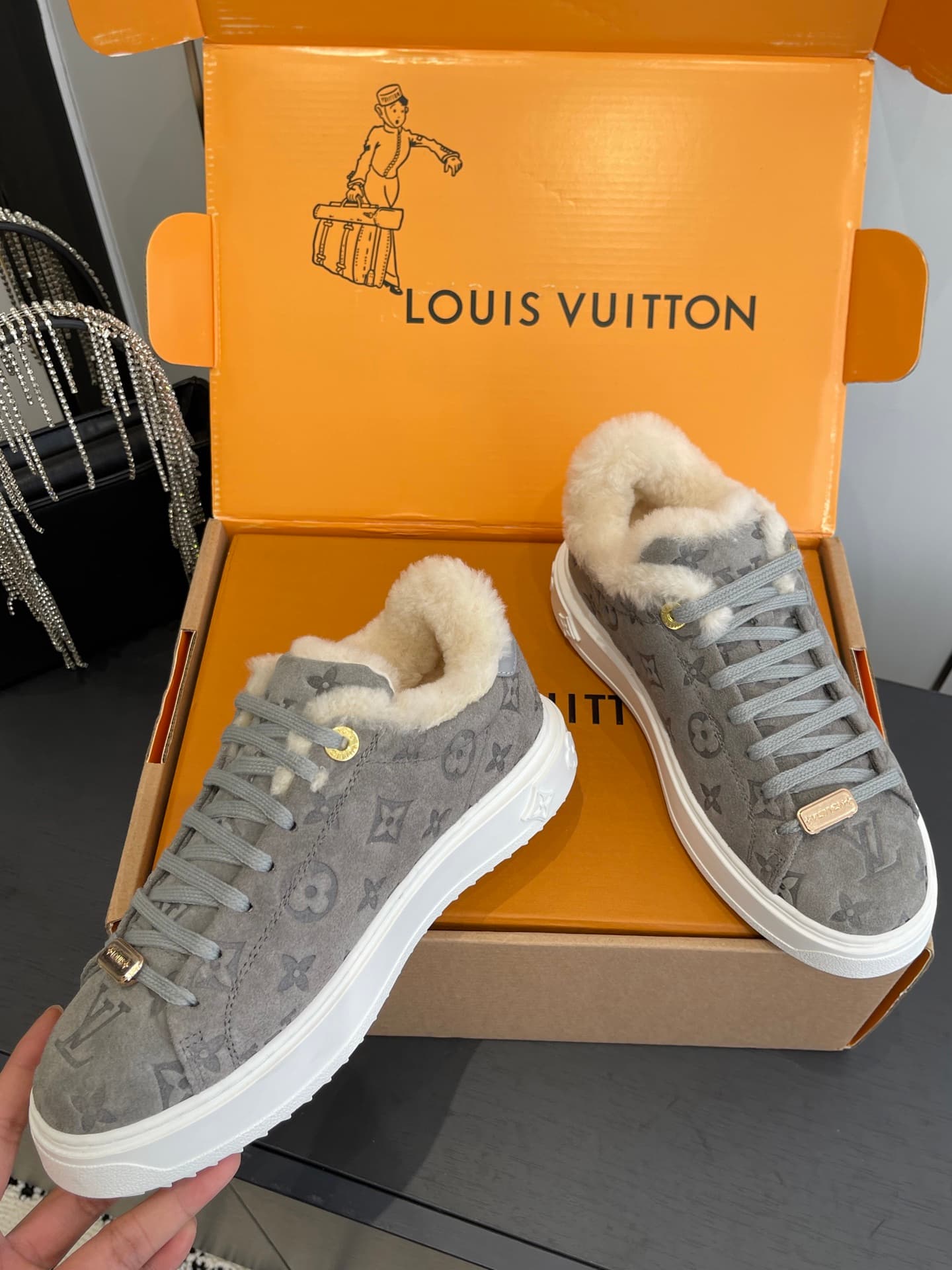 D9147 🏧𝐋𝐕 Louis Vuitton TIME OUT casual sneakers, white shoes with fur lining — image 4