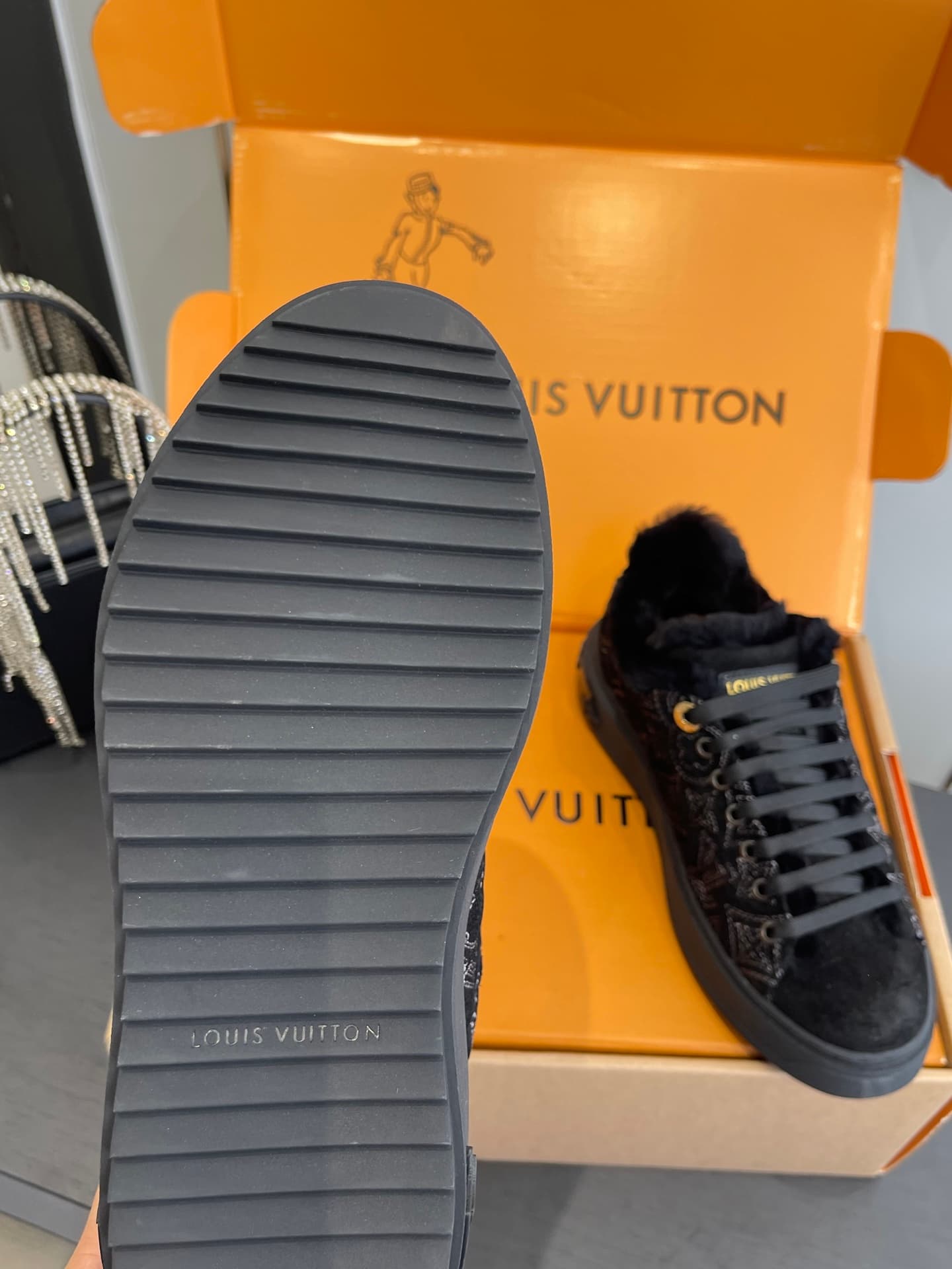 D9146 🏧𝐋𝐕 Louis Vuitton TIME OUT casual sneakers, white leather with fur lining — image 6