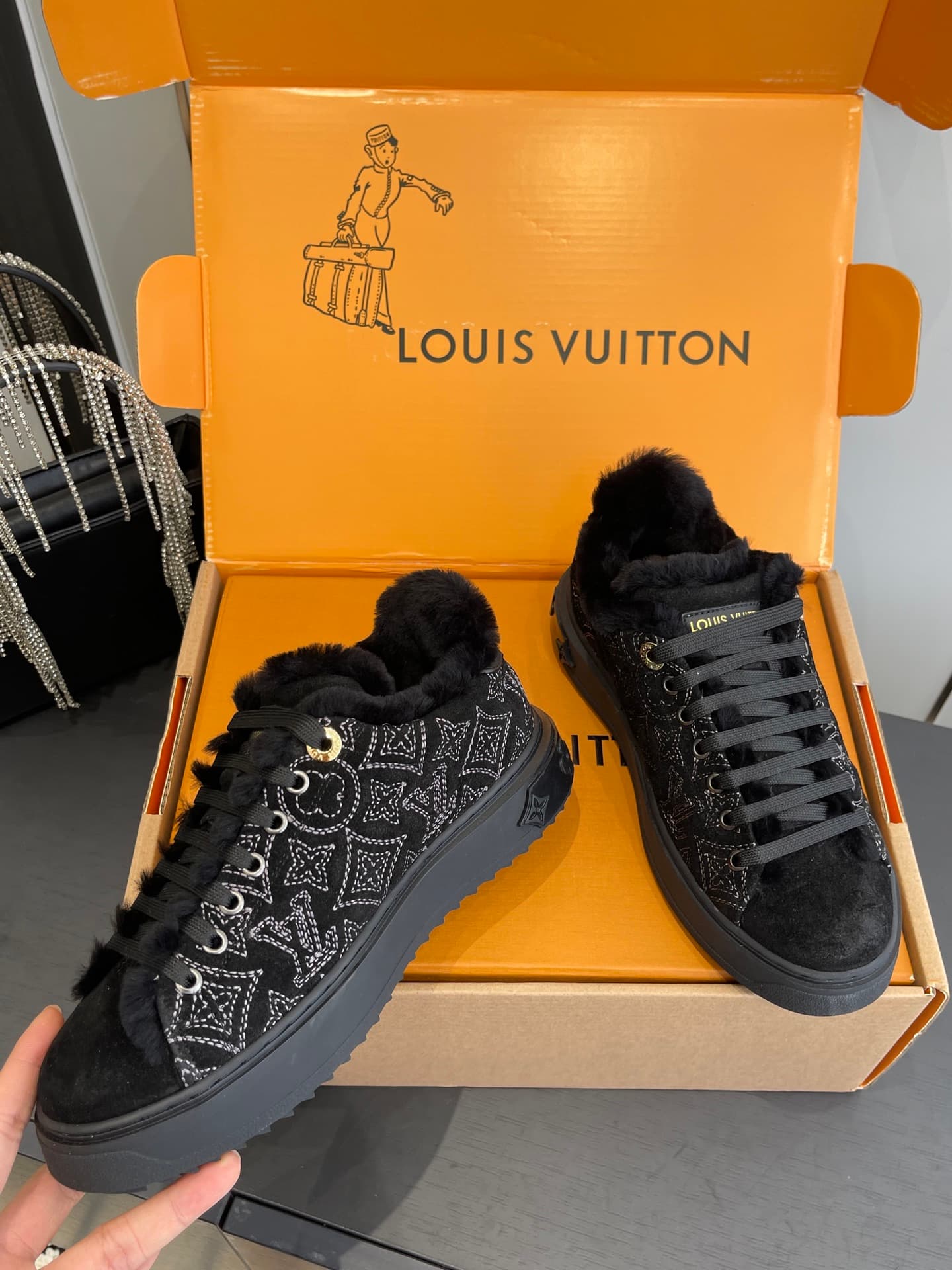 D9146 🏧𝐋𝐕 Louis Vuitton TIME OUT casual sneakers, white leather with fur lining — image 4