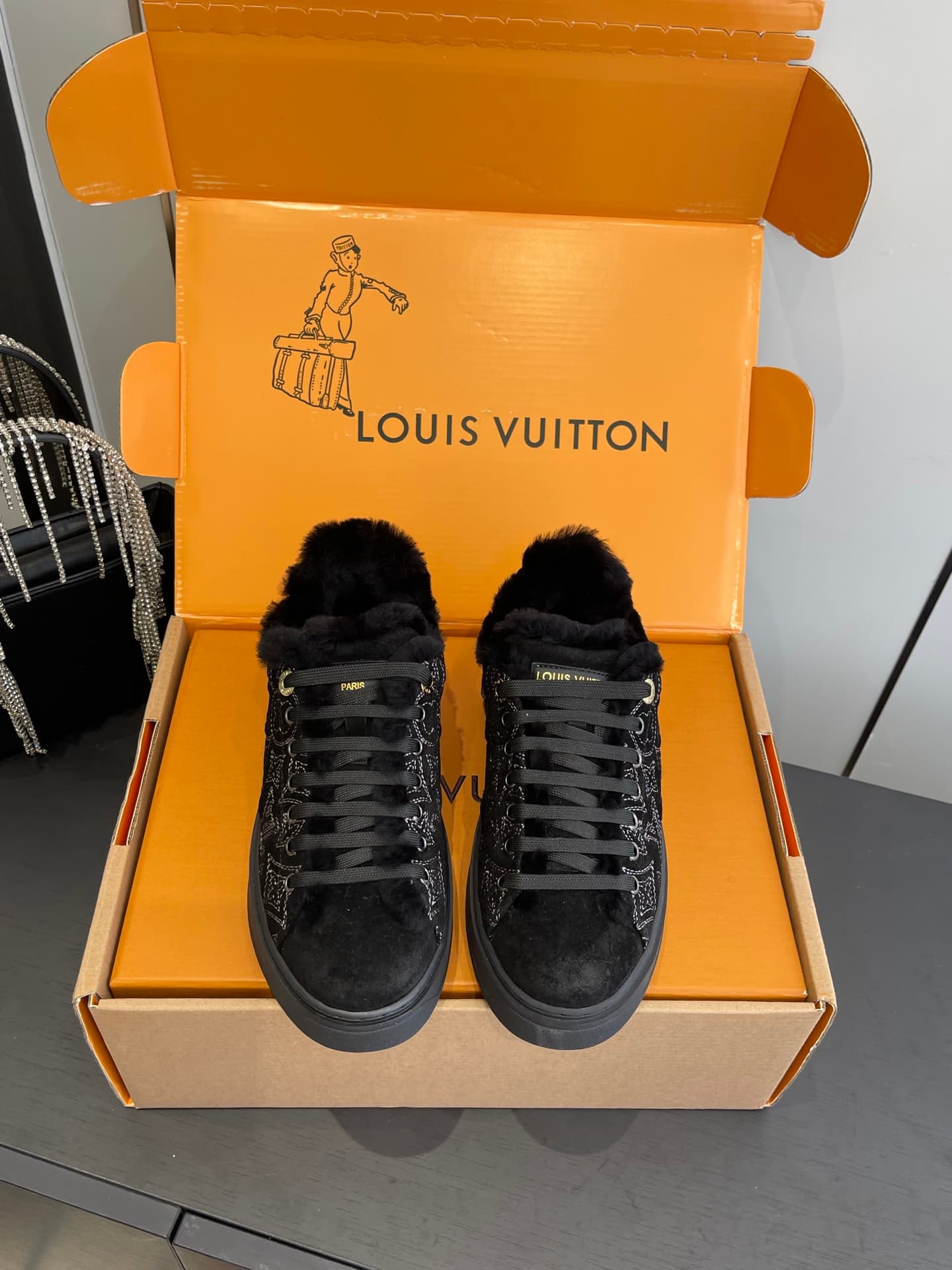 D9146 🏧𝐋𝐕 Louis Vuitton TIME OUT casual sneakers, white leather with fur lining — image 2
