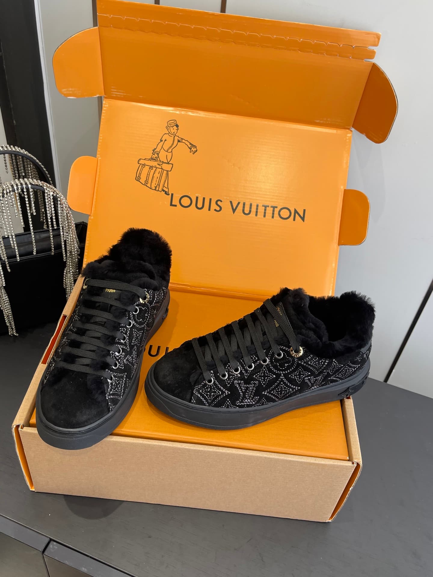 D9146 🏧𝐋𝐕 Louis Vuitton TIME OUT casual sneakers, white leather with fur lining — image 8