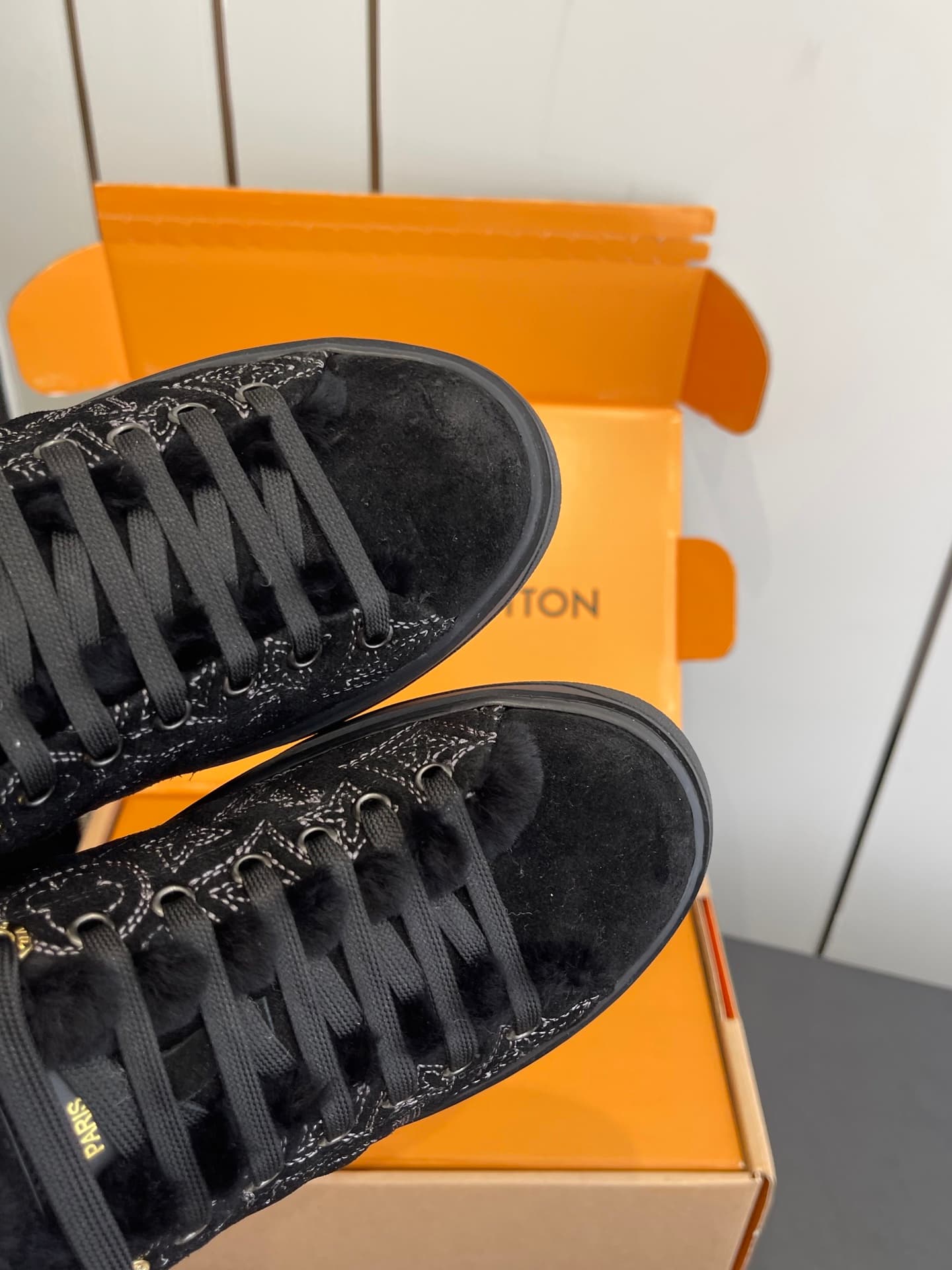 D9146 🏧𝐋𝐕 Louis Vuitton TIME OUT casual sneakers, white leather with fur lining — image 3