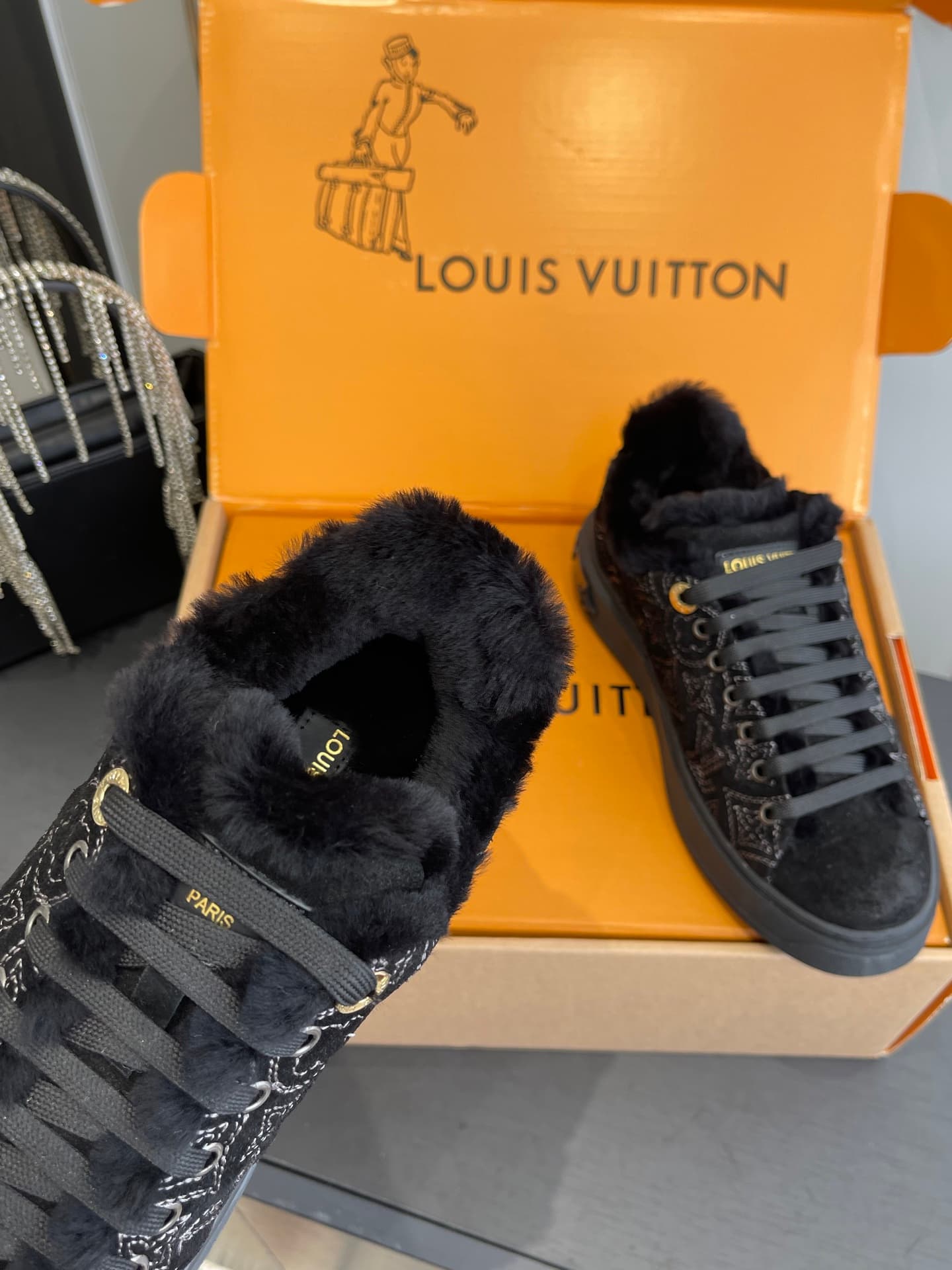 D9146 🏧𝐋𝐕 Louis Vuitton TIME OUT casual sneakers, white leather with fur lining — image 5
