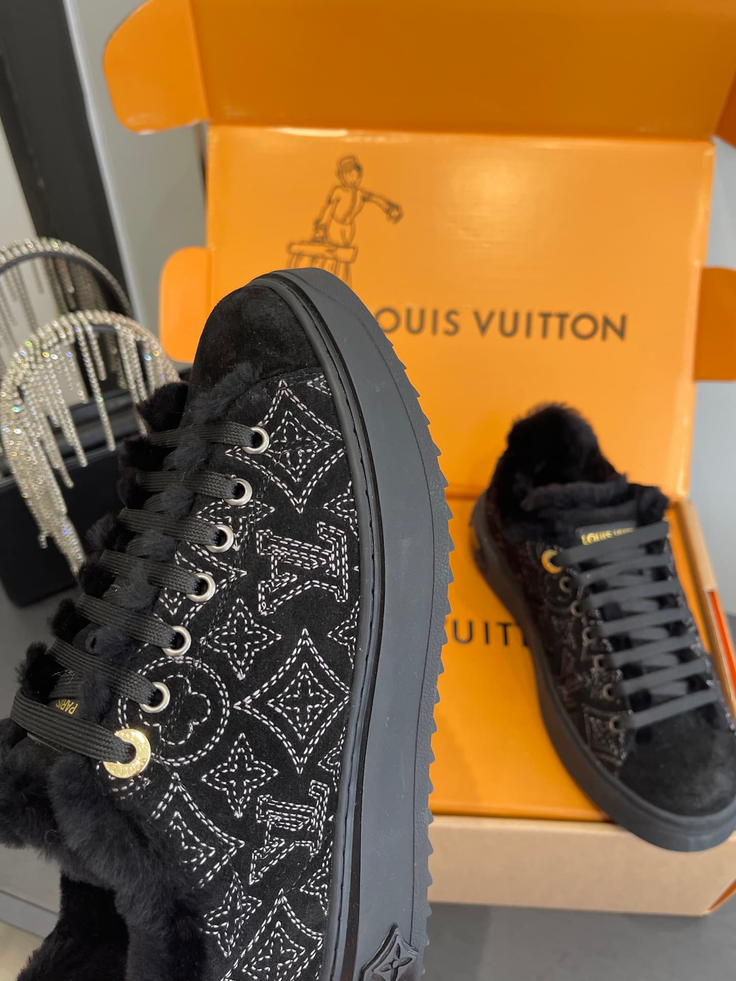 D9146 🏧𝐋𝐕 Louis Vuitton TIME OUT casual sneakers, white leather with fur lining — image 7