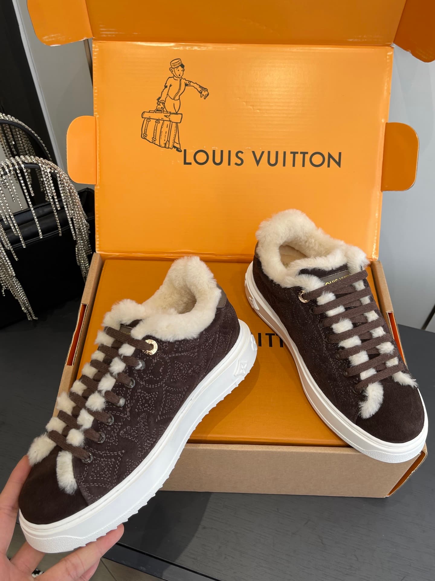 D9145 🏧𝐋𝐕 Louis Vuitton TIME OUT casual sneakers, soft fabric for beginners — image 4