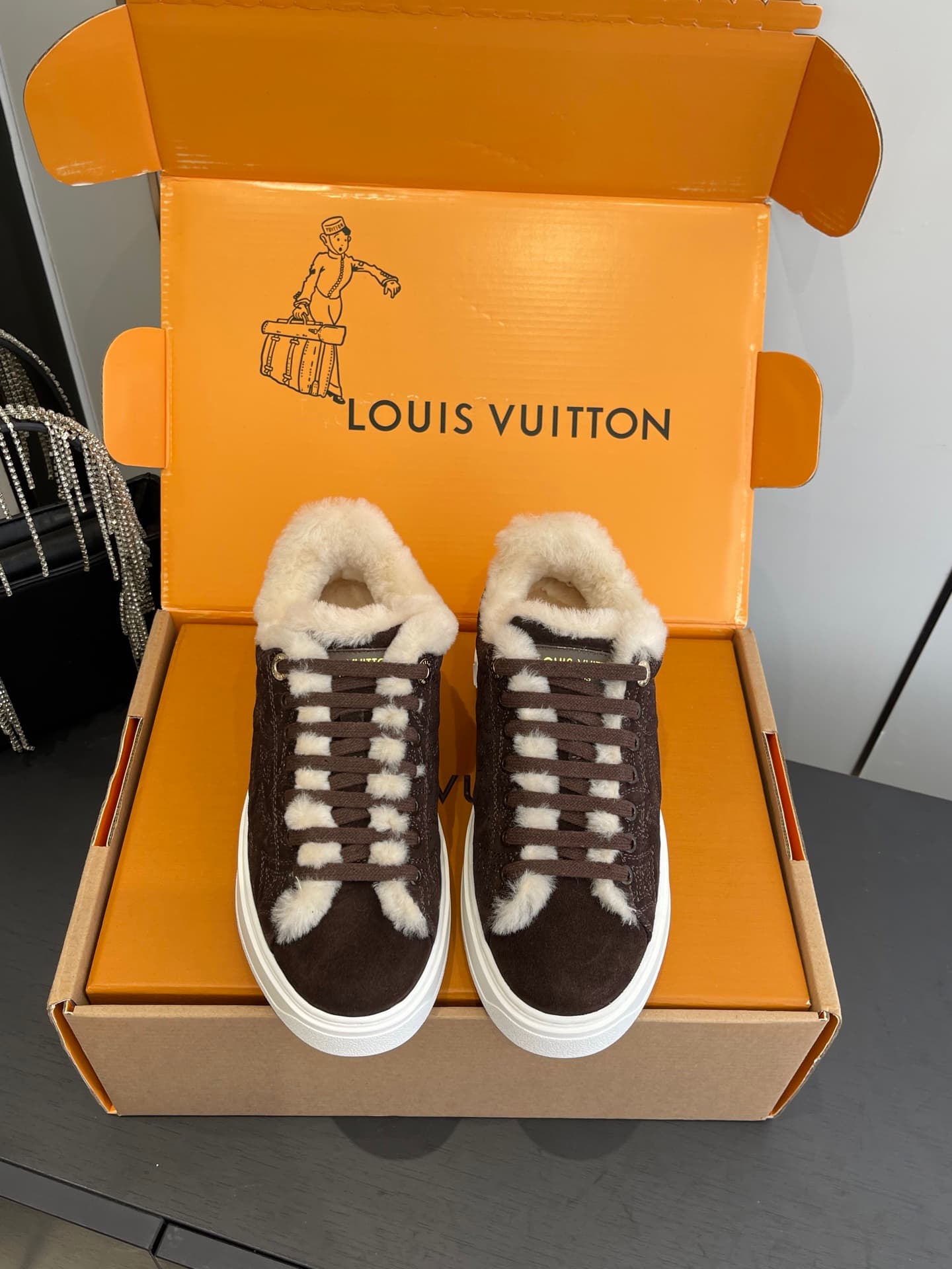 D9145 🏧𝐋𝐕 Louis Vuitton TIME OUT casual sneakers, soft fabric for beginners — image 2
