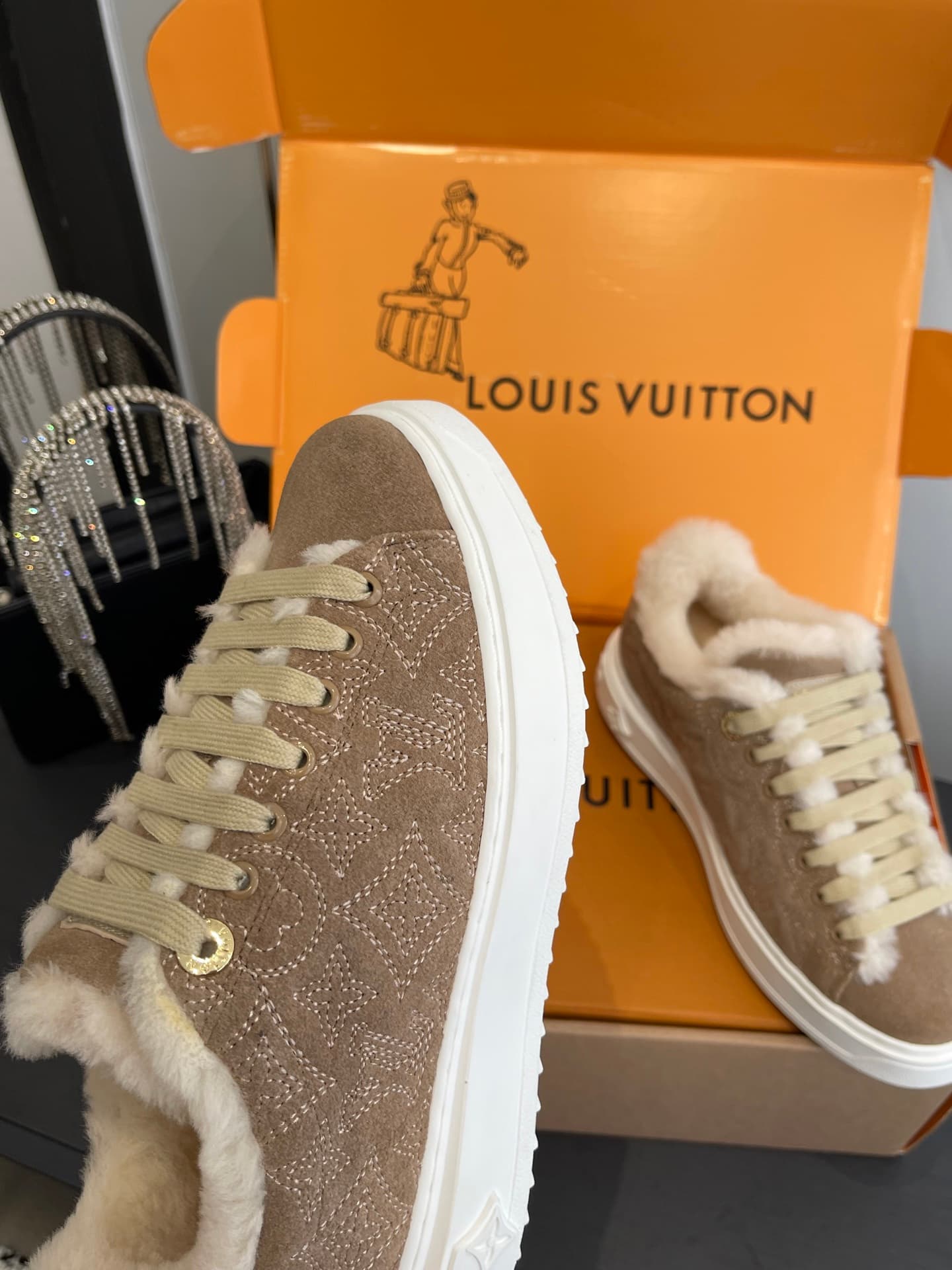 D9144 🏧𝐋𝐕 Louis Vuitton TIME OUT casual sneakers, white leather with faux fur — image 7