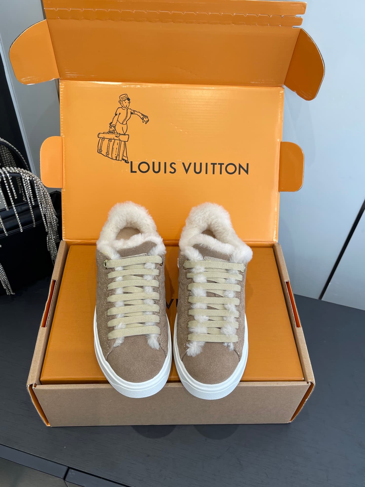 D9144 🏧𝐋𝐕 Louis Vuitton TIME OUT casual sneakers, white leather with faux fur — image 2
