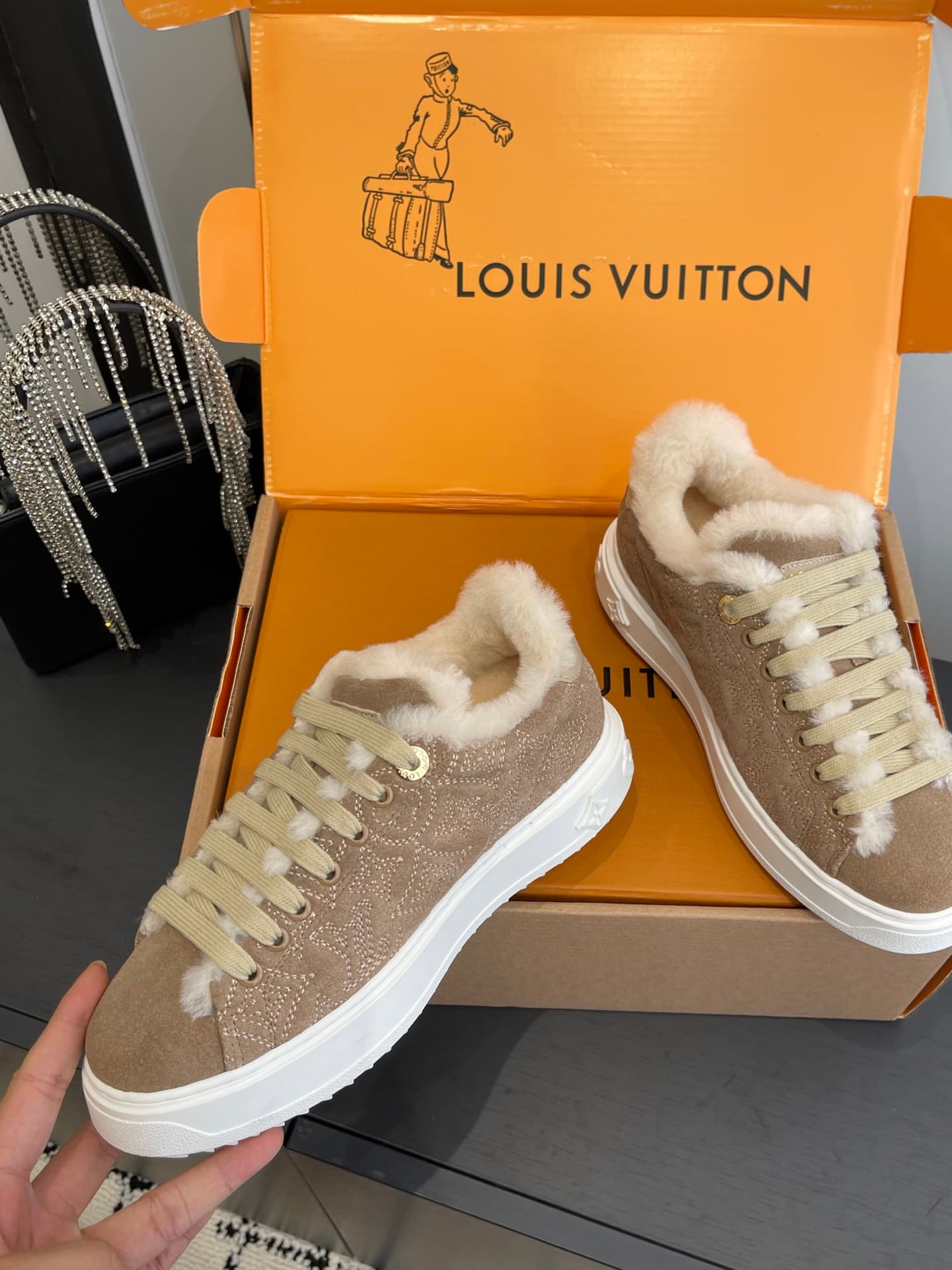 D9144 🏧𝐋𝐕 Louis Vuitton TIME OUT casual sneakers, white leather with faux fur — image 4