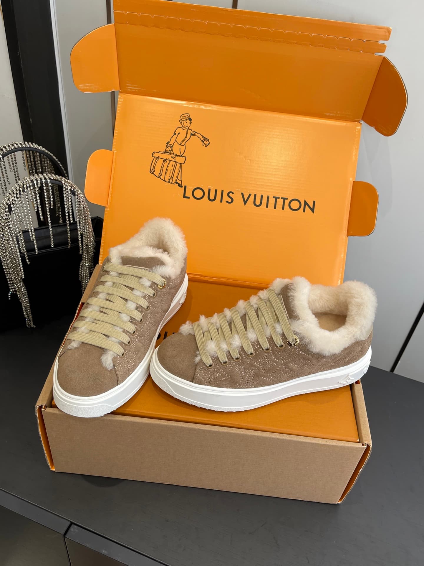 D9144 🏧𝐋𝐕 Louis Vuitton TIME OUT casual sneakers, white leather with faux fur — image 8