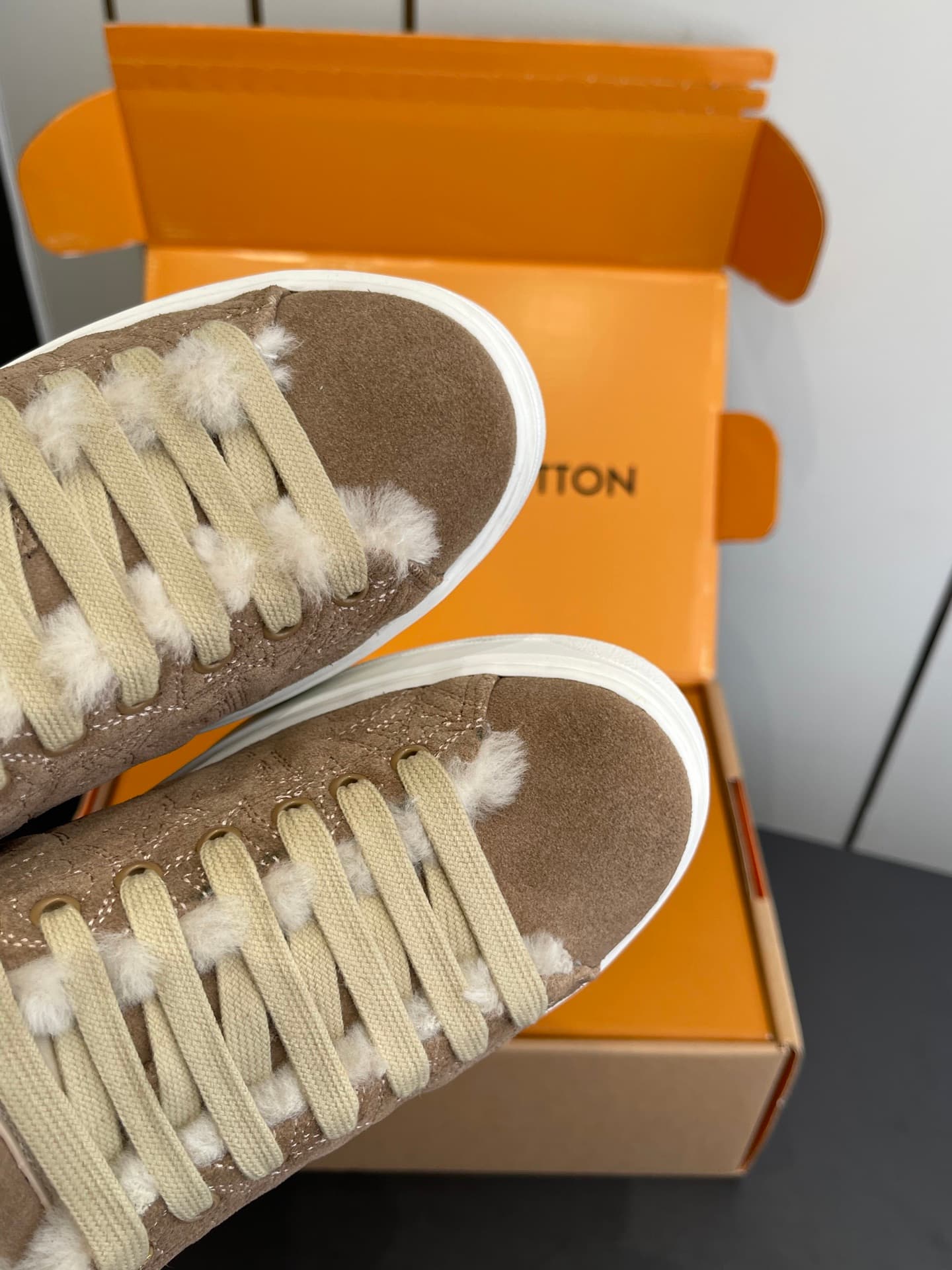 D9144 🏧𝐋𝐕 Louis Vuitton TIME OUT casual sneakers, white leather with faux fur — image 3