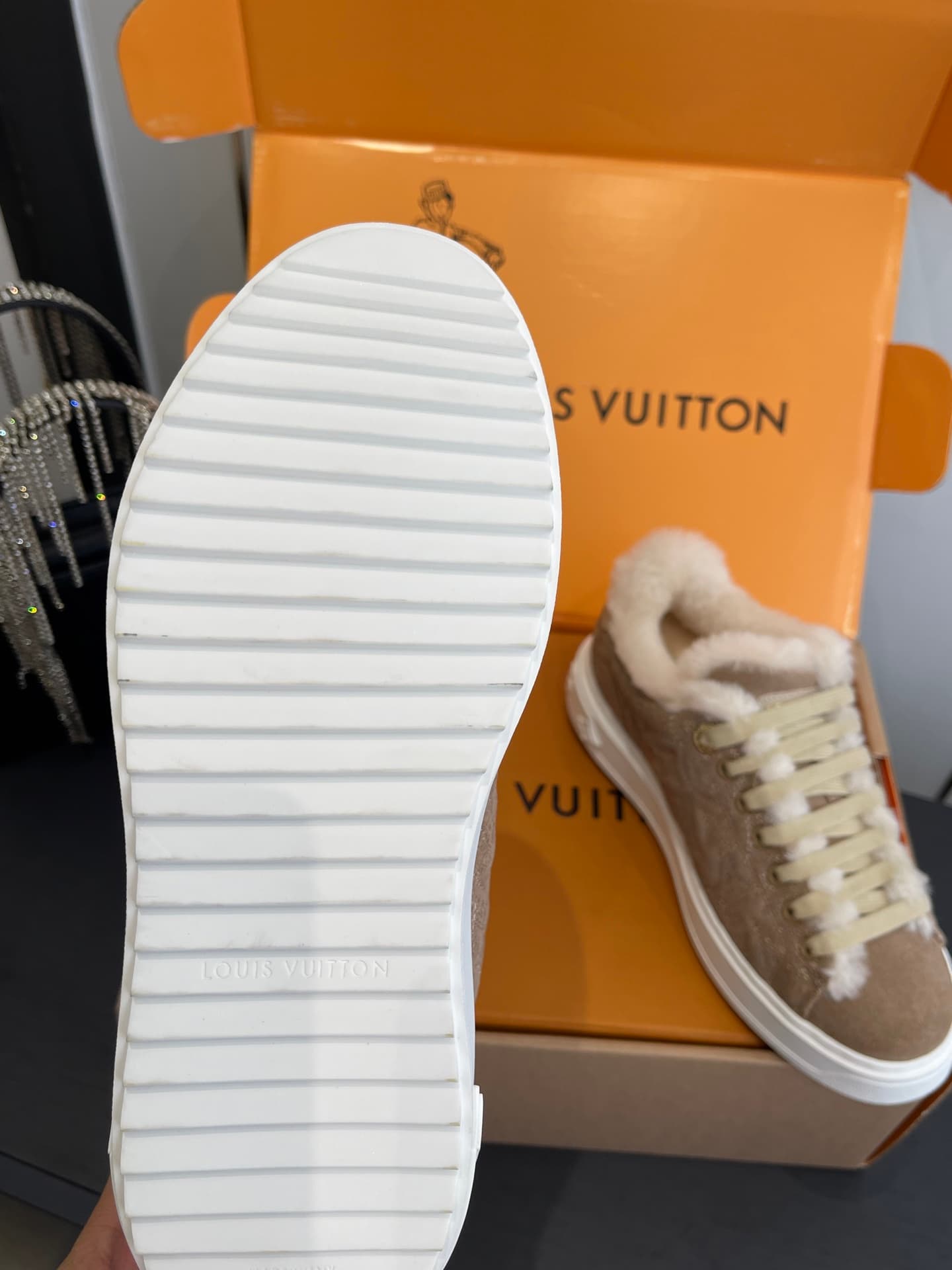 D9144 🏧𝐋𝐕 Louis Vuitton TIME OUT casual sneakers, white leather with faux fur — image 6