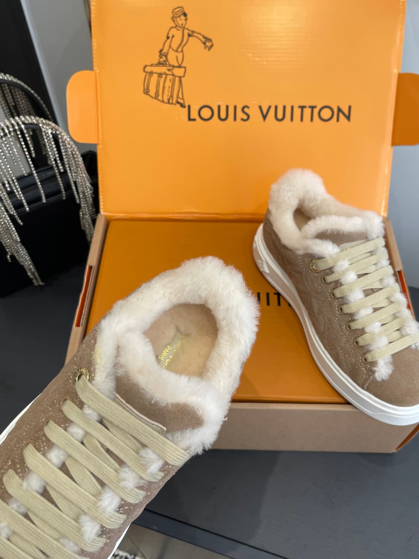 D9144 🏧𝐋𝐕 Louis Vuitton TIME OUT casual sneakers, white leather with faux fur — image 5