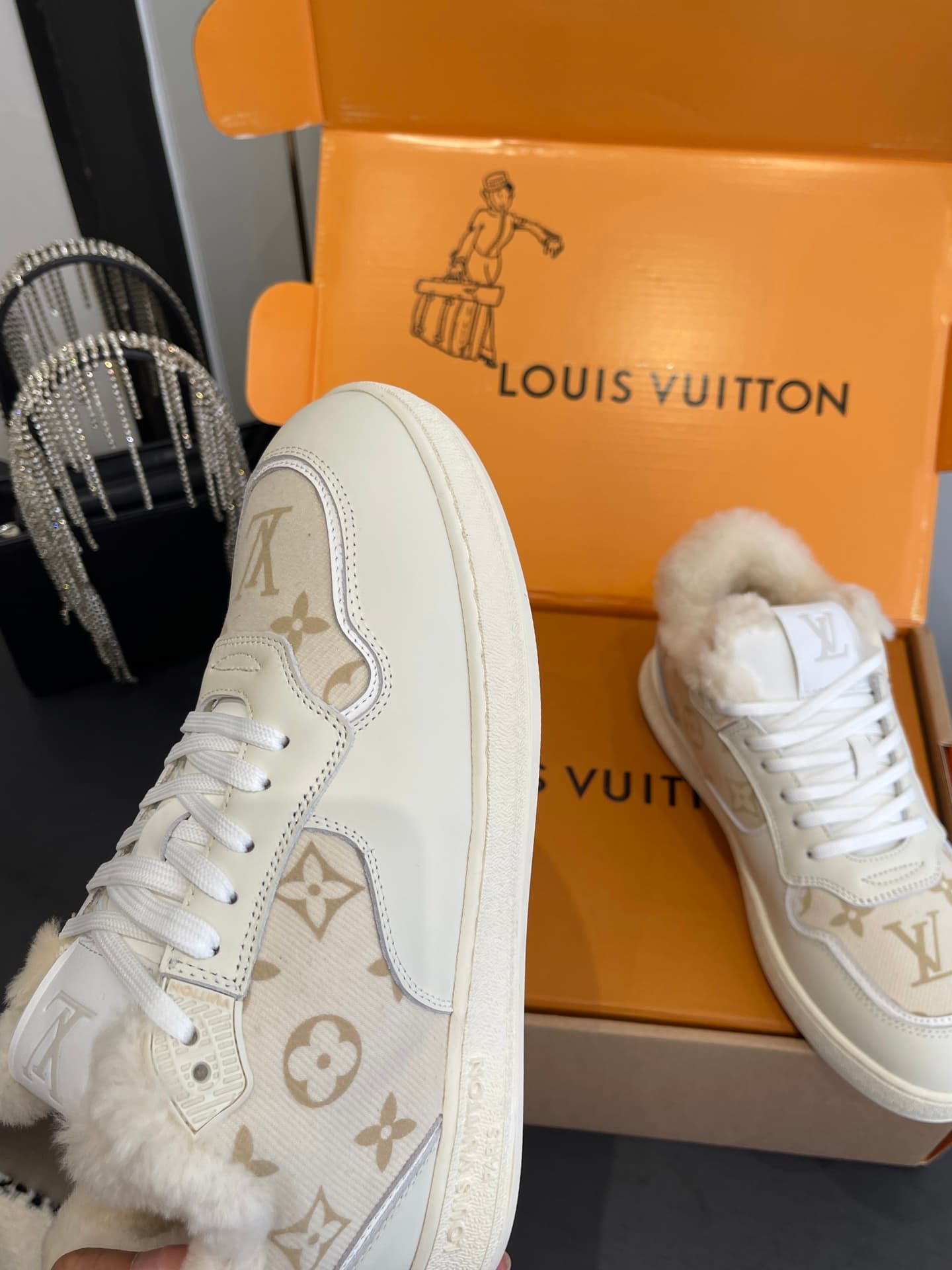 D9156 🏧𝐋𝐕 Louis Vuitton TIME OUT casual sneakers, white leather with fur lining — image 7