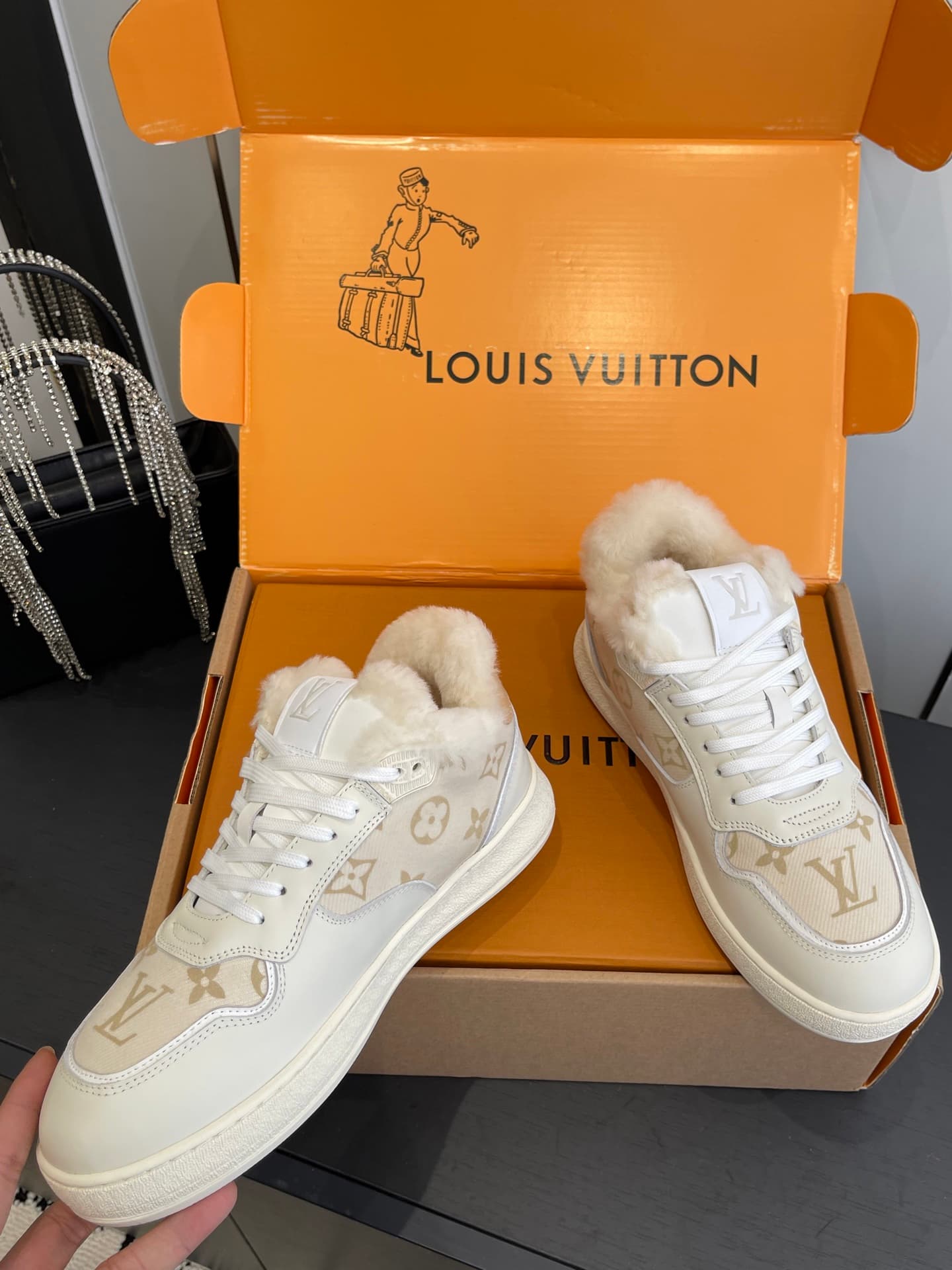 D9156 🏧𝐋𝐕 Louis Vuitton TIME OUT casual sneakers, white leather with fur lining — image 4