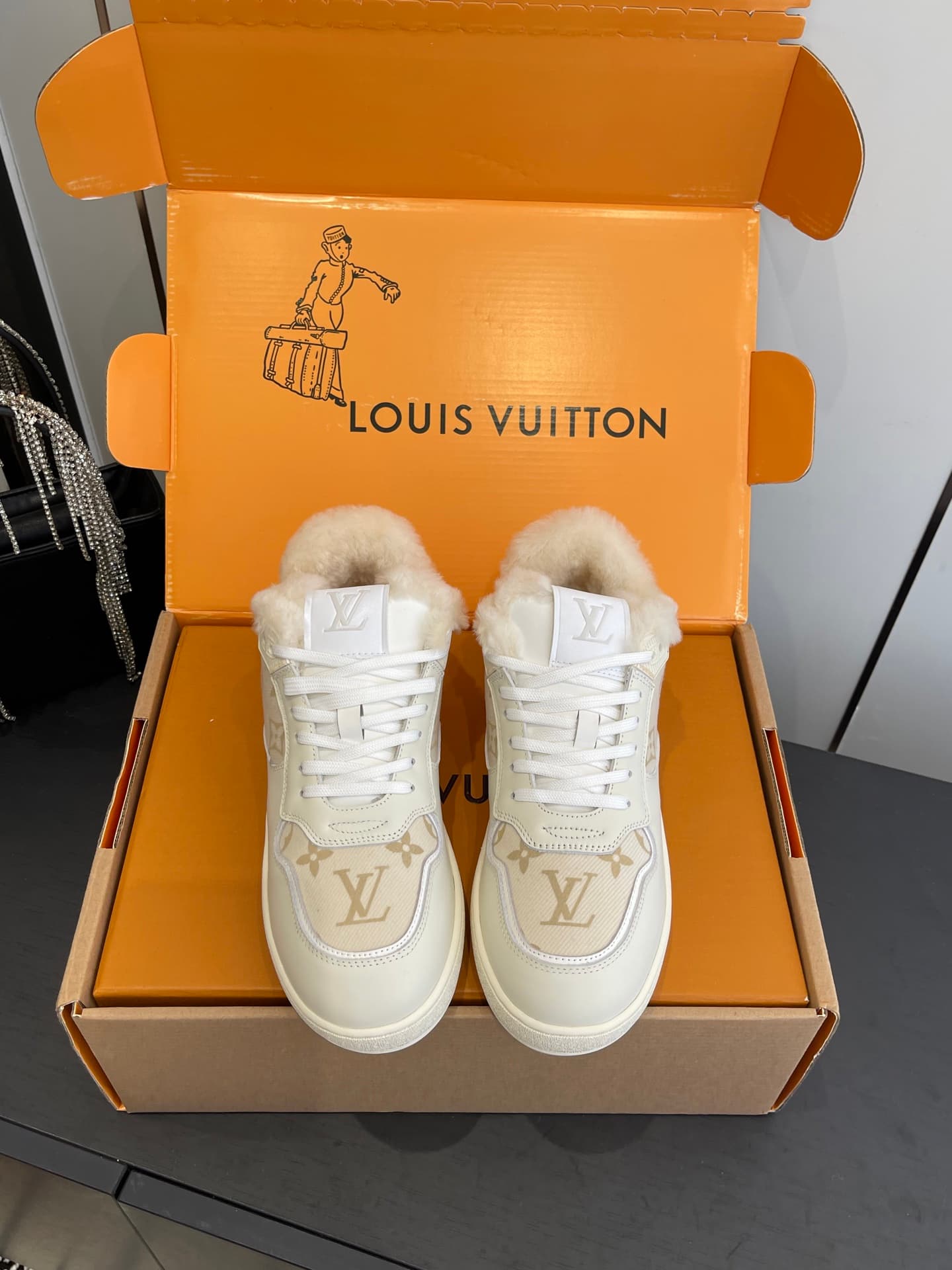 D9156 🏧𝐋𝐕 Louis Vuitton TIME OUT casual sneakers, white leather with fur lining — image 2