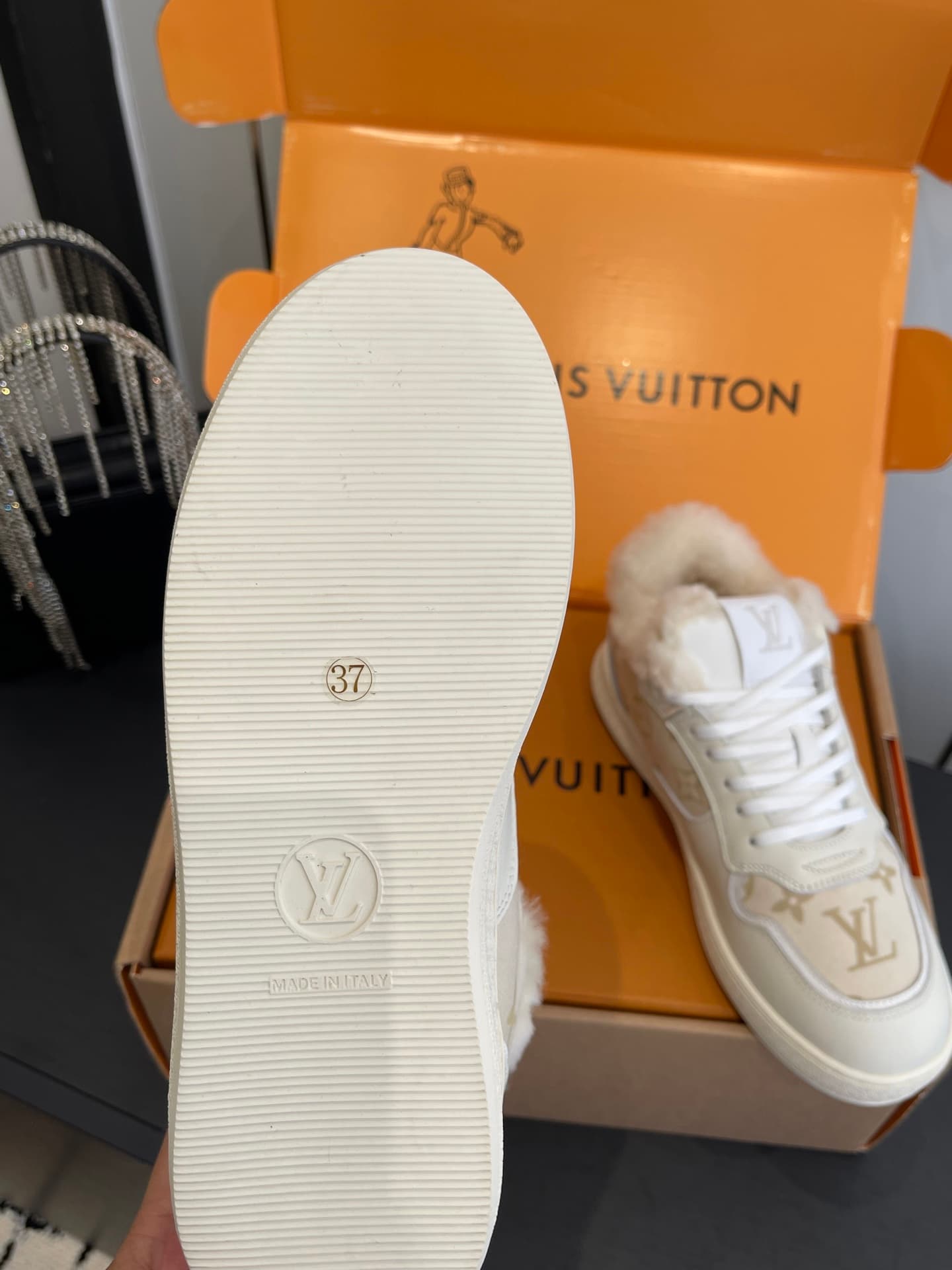 D9156 🏧𝐋𝐕 Louis Vuitton TIME OUT casual sneakers, white leather with fur lining — image 6