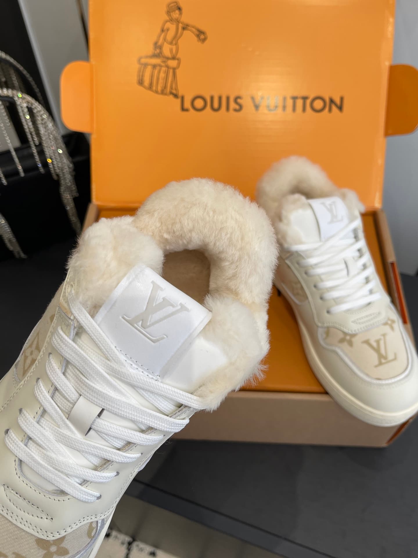 D9156 🏧𝐋𝐕 Louis Vuitton TIME OUT casual sneakers, white leather with fur lining — image 5