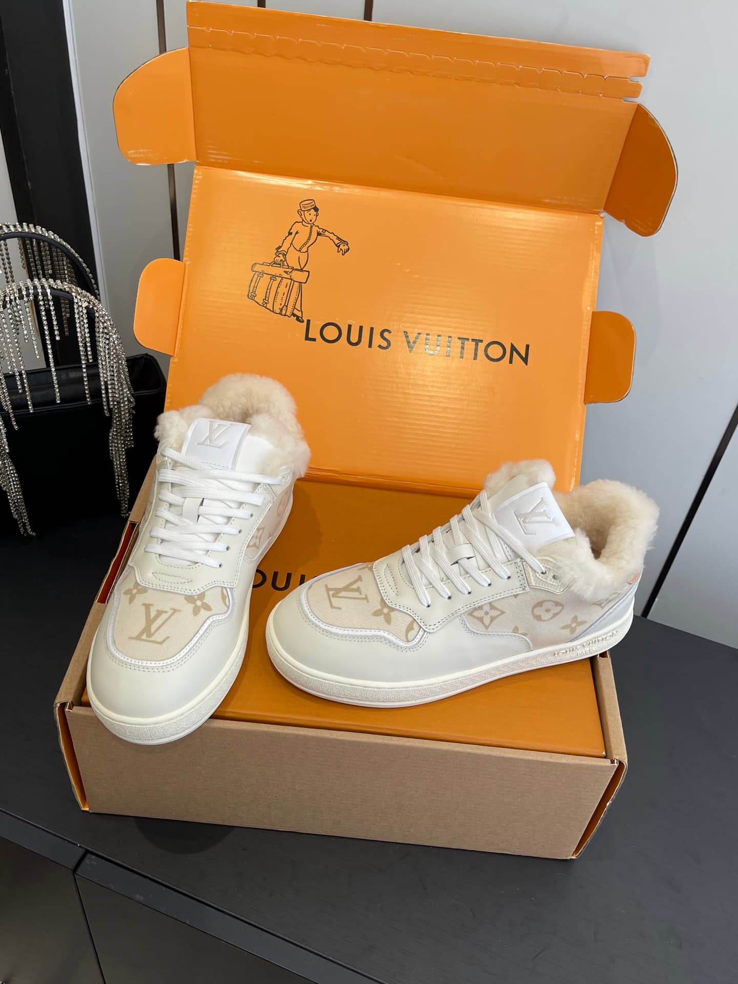 D9156 🏧𝐋𝐕 Louis Vuitton TIME OUT casual sneakers, white leather with fur lining — image 8