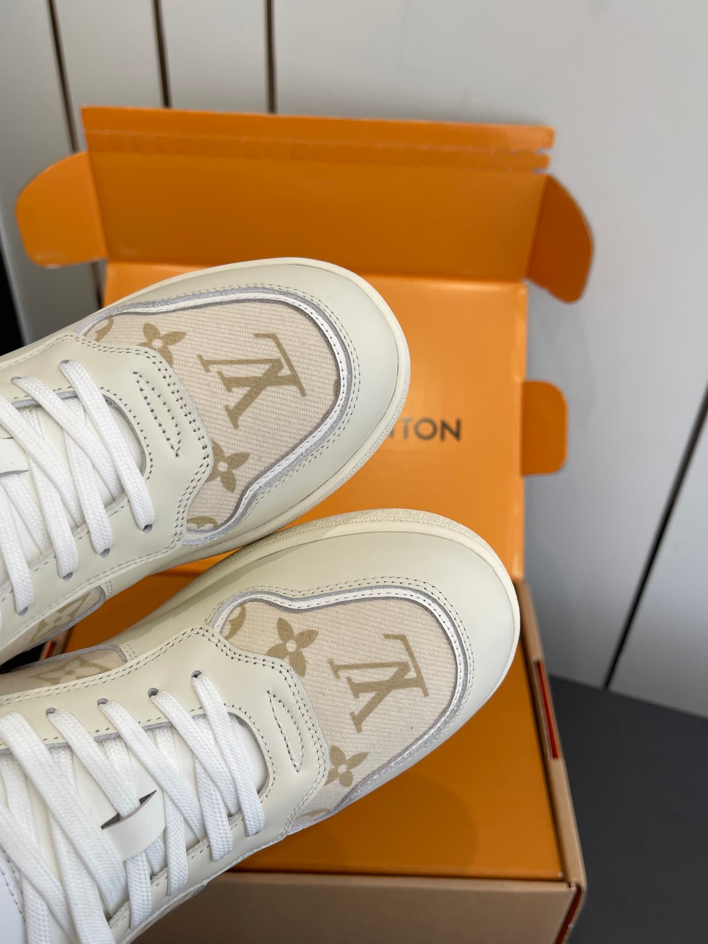 D9156 🏧𝐋𝐕 Louis Vuitton TIME OUT casual sneakers, white leather with fur lining — image 3