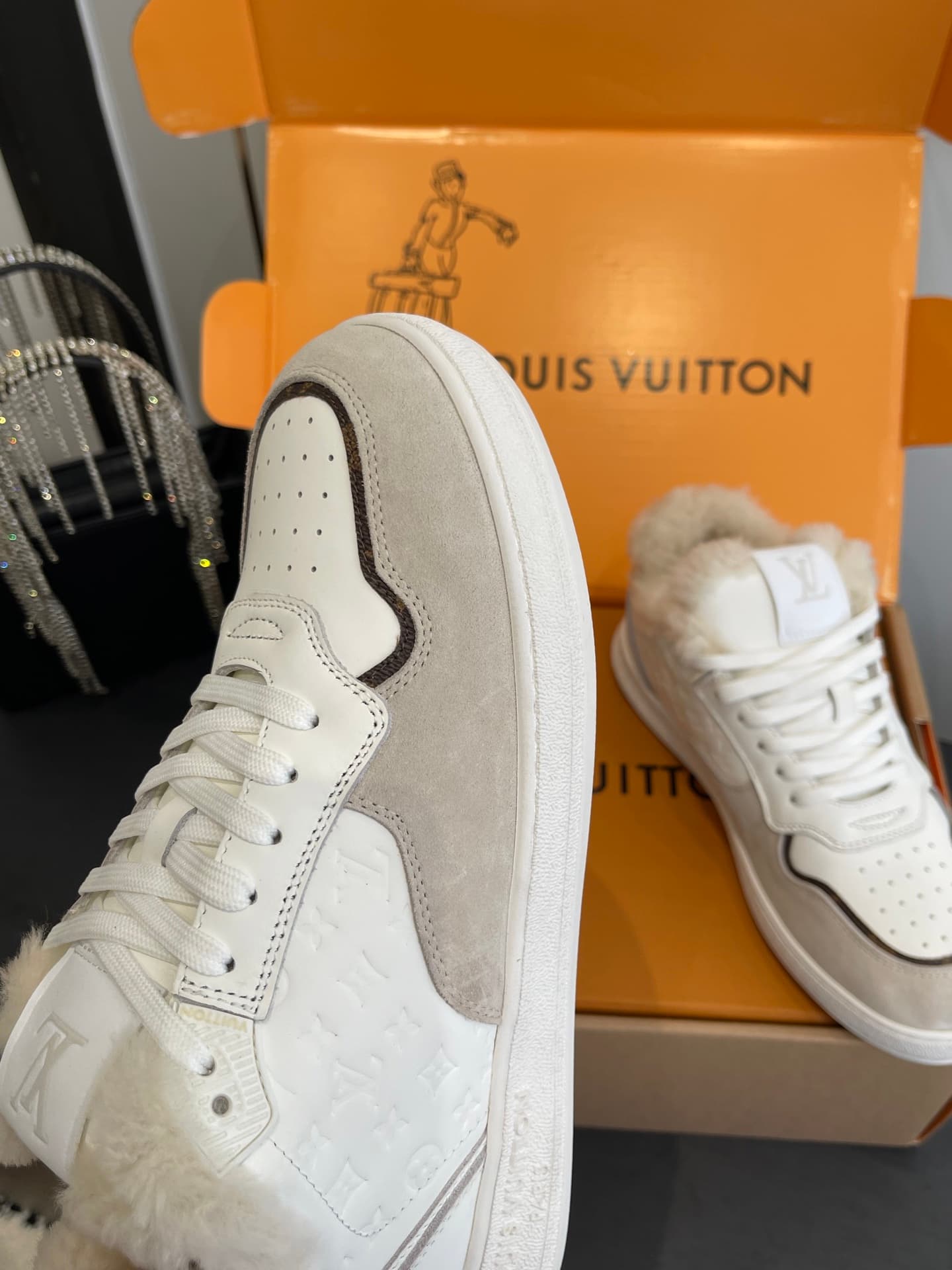 D9155 🏧𝐋𝐕 Louis Vuitton TIME OUT casual sneakers, soft fabric for white shoes — image 7