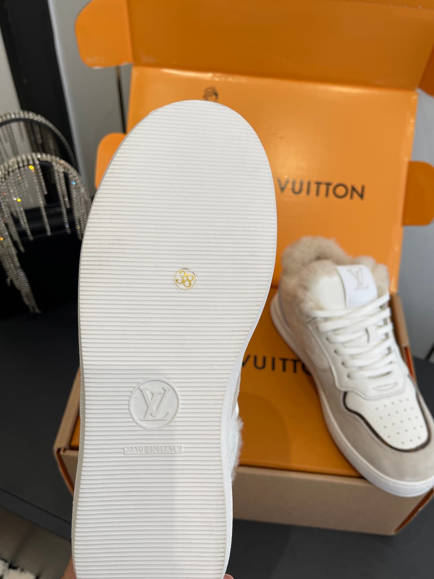 D9155 🏧𝐋𝐕 Louis Vuitton TIME OUT casual sneakers, soft fabric for white shoes — image 6