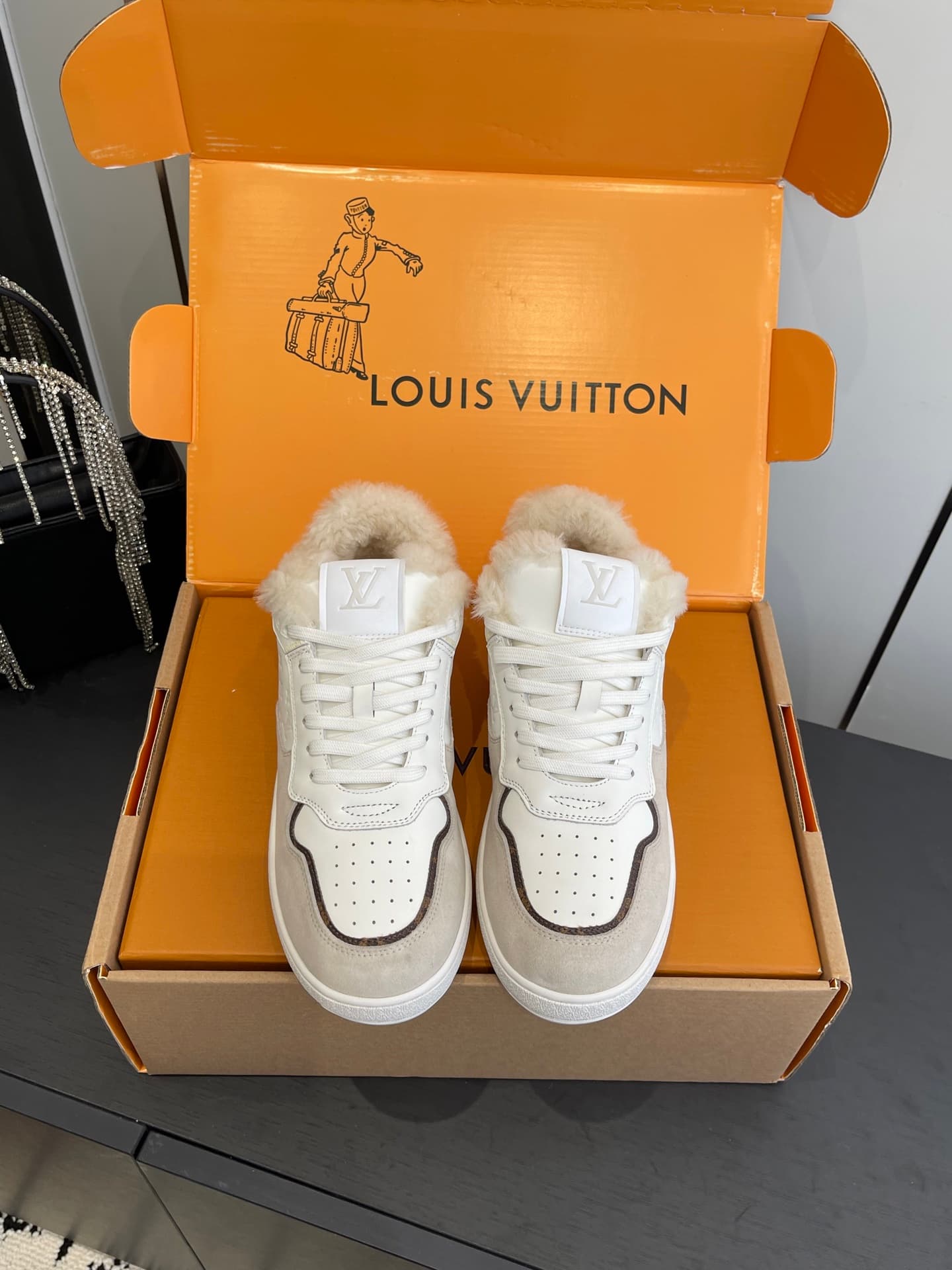 D9155 🏧𝐋𝐕 Louis Vuitton TIME OUT casual sneakers, soft fabric for white shoes — image 2