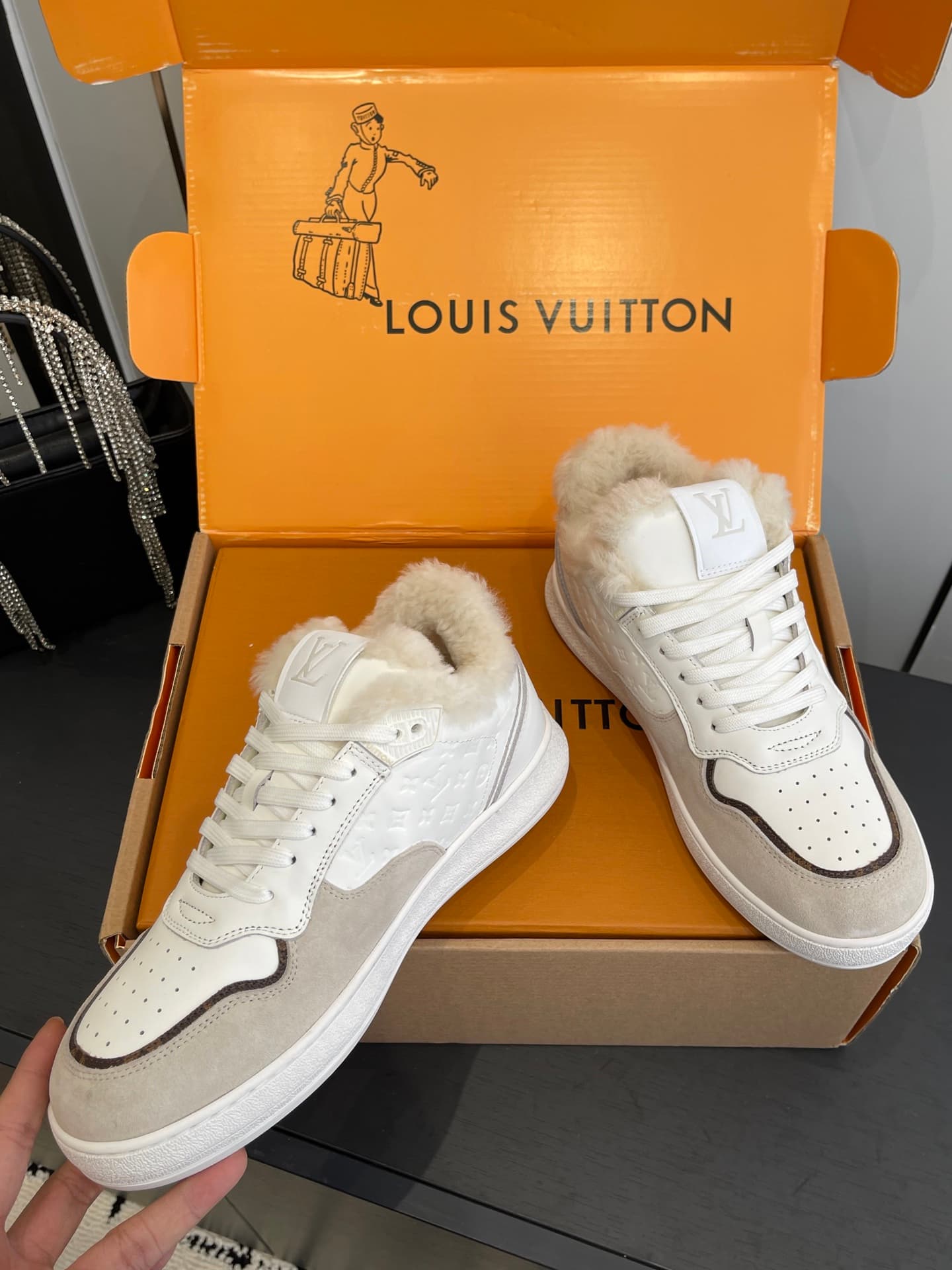D9155 🏧𝐋𝐕 Louis Vuitton TIME OUT casual sneakers, soft fabric for white shoes — image 4