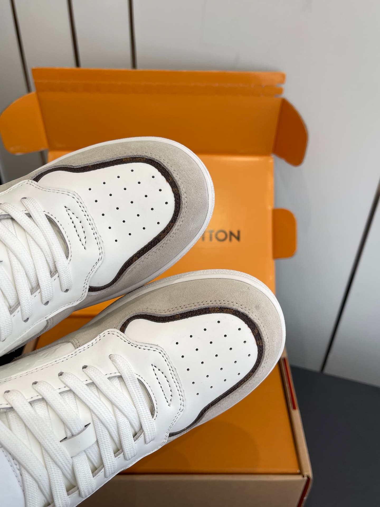 D9155 🏧𝐋𝐕 Louis Vuitton TIME OUT casual sneakers, soft fabric for white shoes — image 3