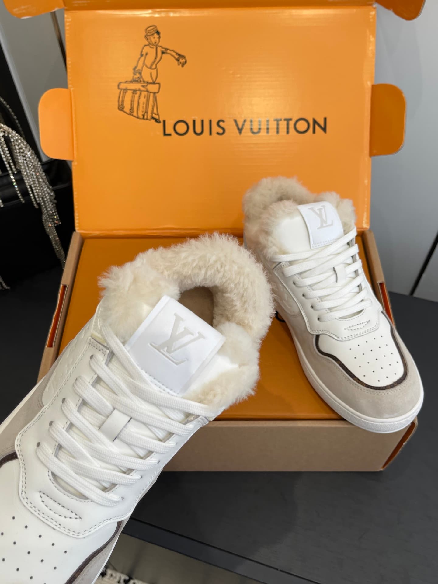 D9155 🏧𝐋𝐕 Louis Vuitton TIME OUT casual sneakers, soft fabric for white shoes — image 5