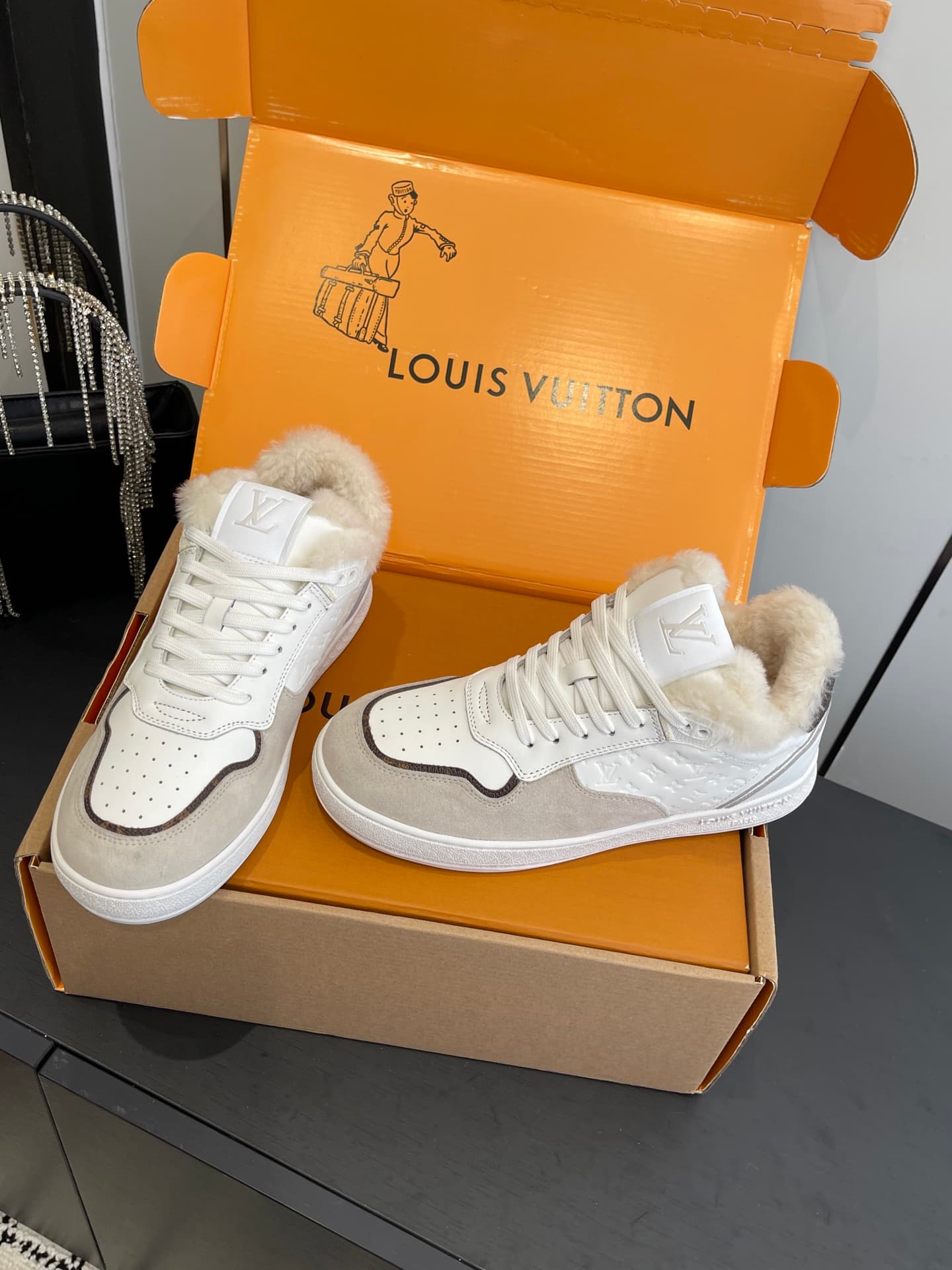 D9155 🏧𝐋𝐕 Louis Vuitton TIME OUT casual sneakers, soft fabric for white shoes — image 8