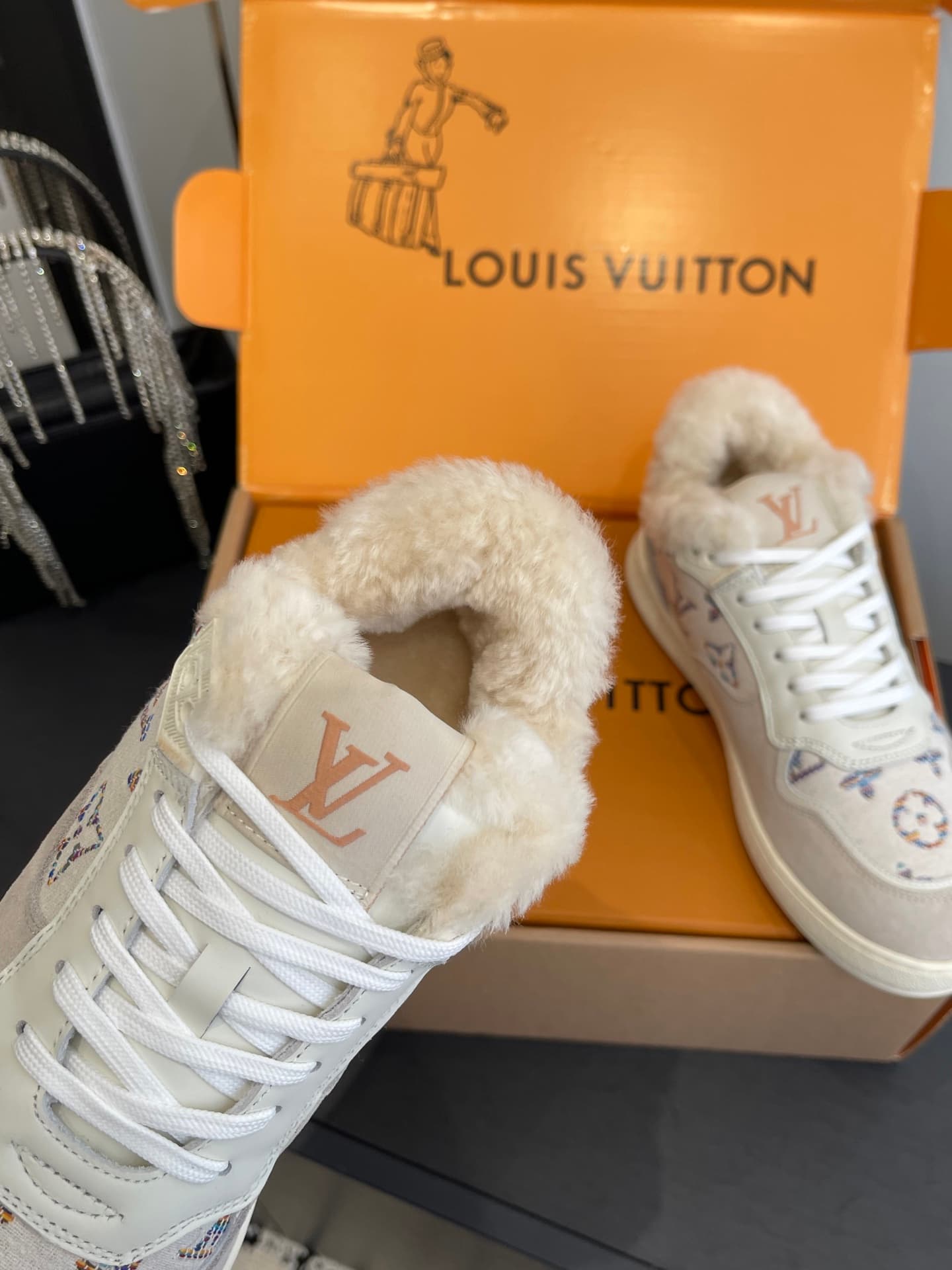 D9154 🏧𝐋𝐕 Louis Vuitton TIME OUT casual sneakers, microfiber material — image 5