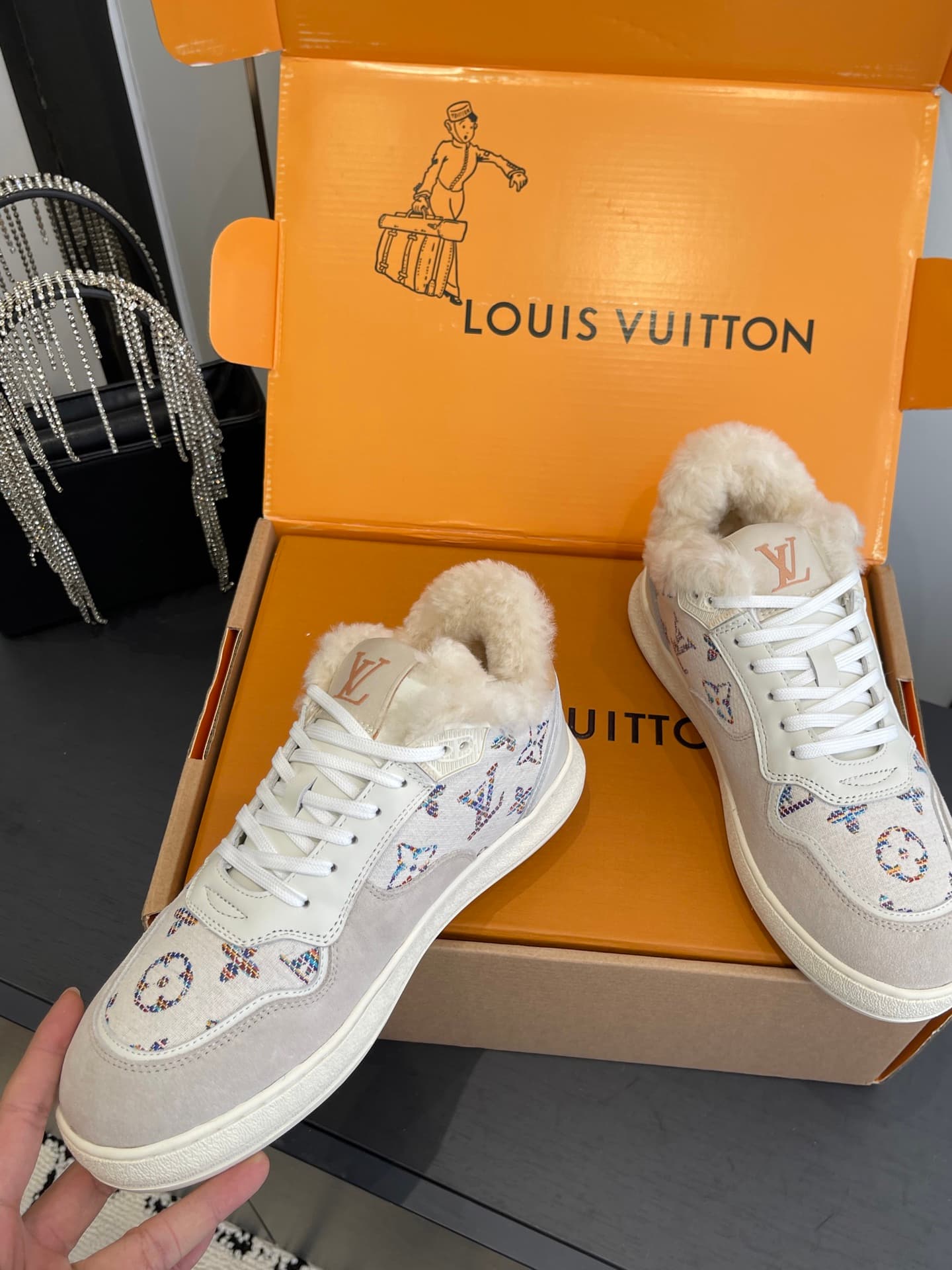 D9154 🏧𝐋𝐕 Louis Vuitton TIME OUT casual sneakers, microfiber material — image 4