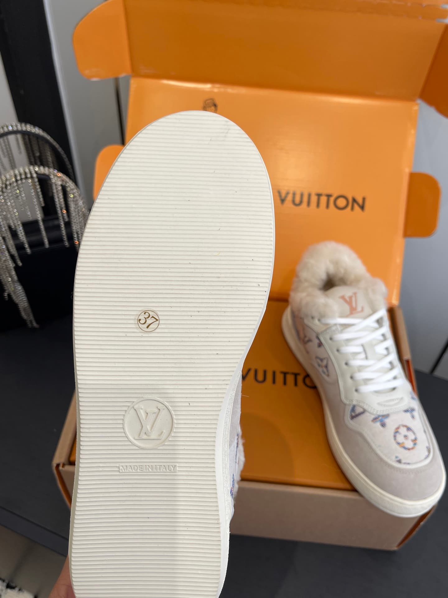 D9154 🏧𝐋𝐕 Louis Vuitton TIME OUT casual sneakers, microfiber material — image 6