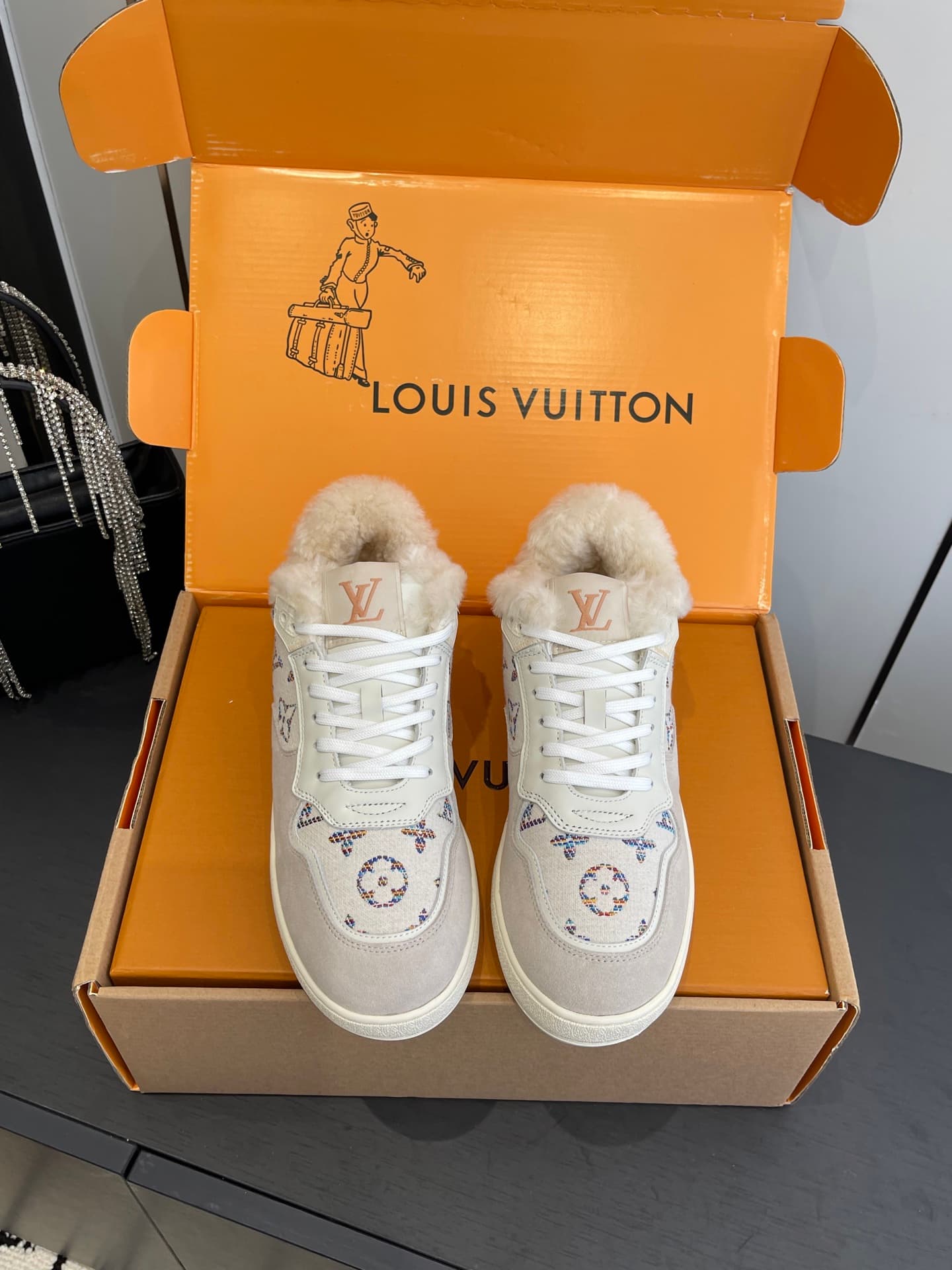 D9154 🏧𝐋𝐕 Louis Vuitton TIME OUT casual sneakers, microfiber material — image 2