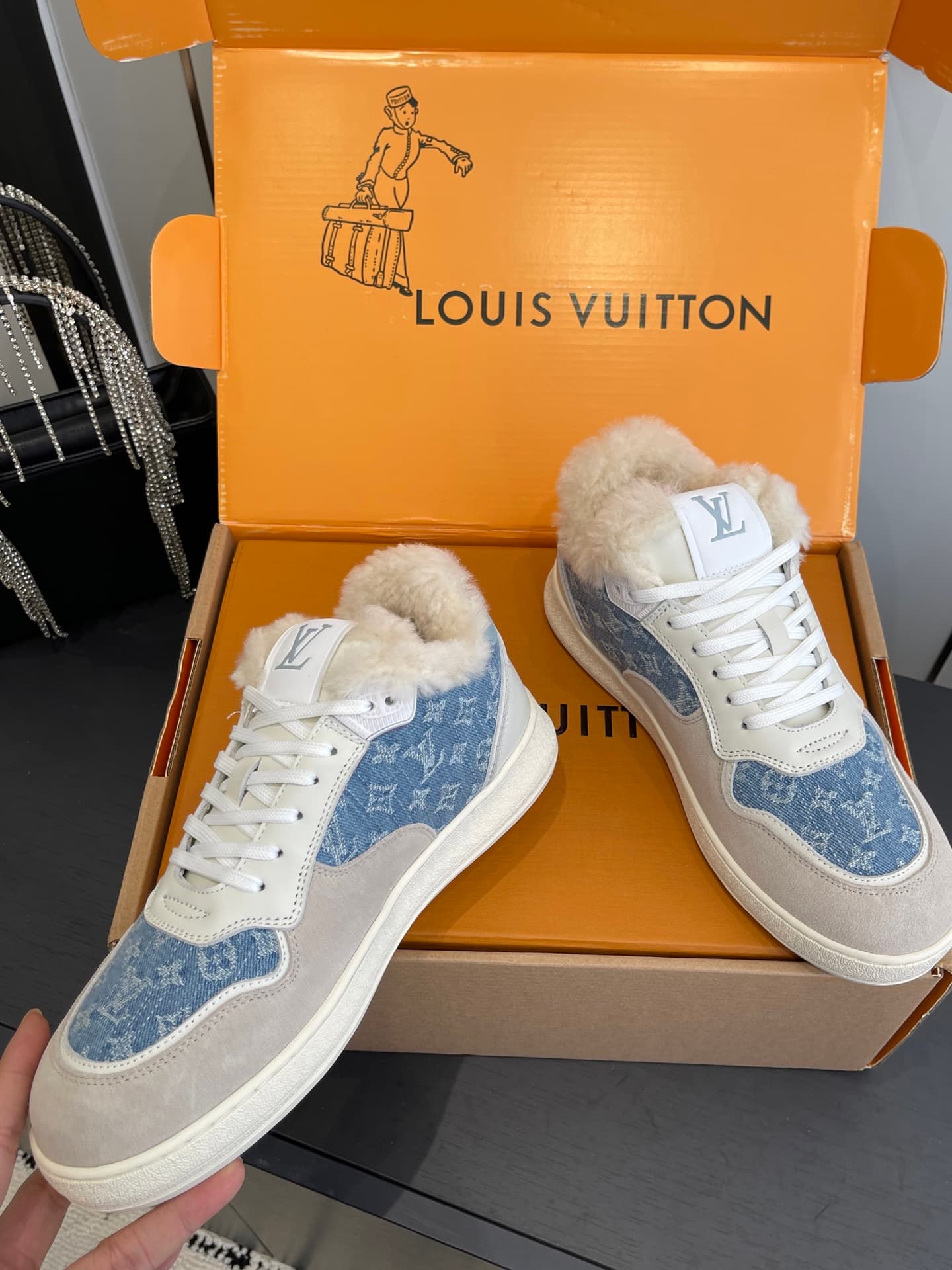 D9153 🏧𝐋𝐕 Louis Vuitton TIME OUT casual sneakers, soft microfiber shoes — image 4