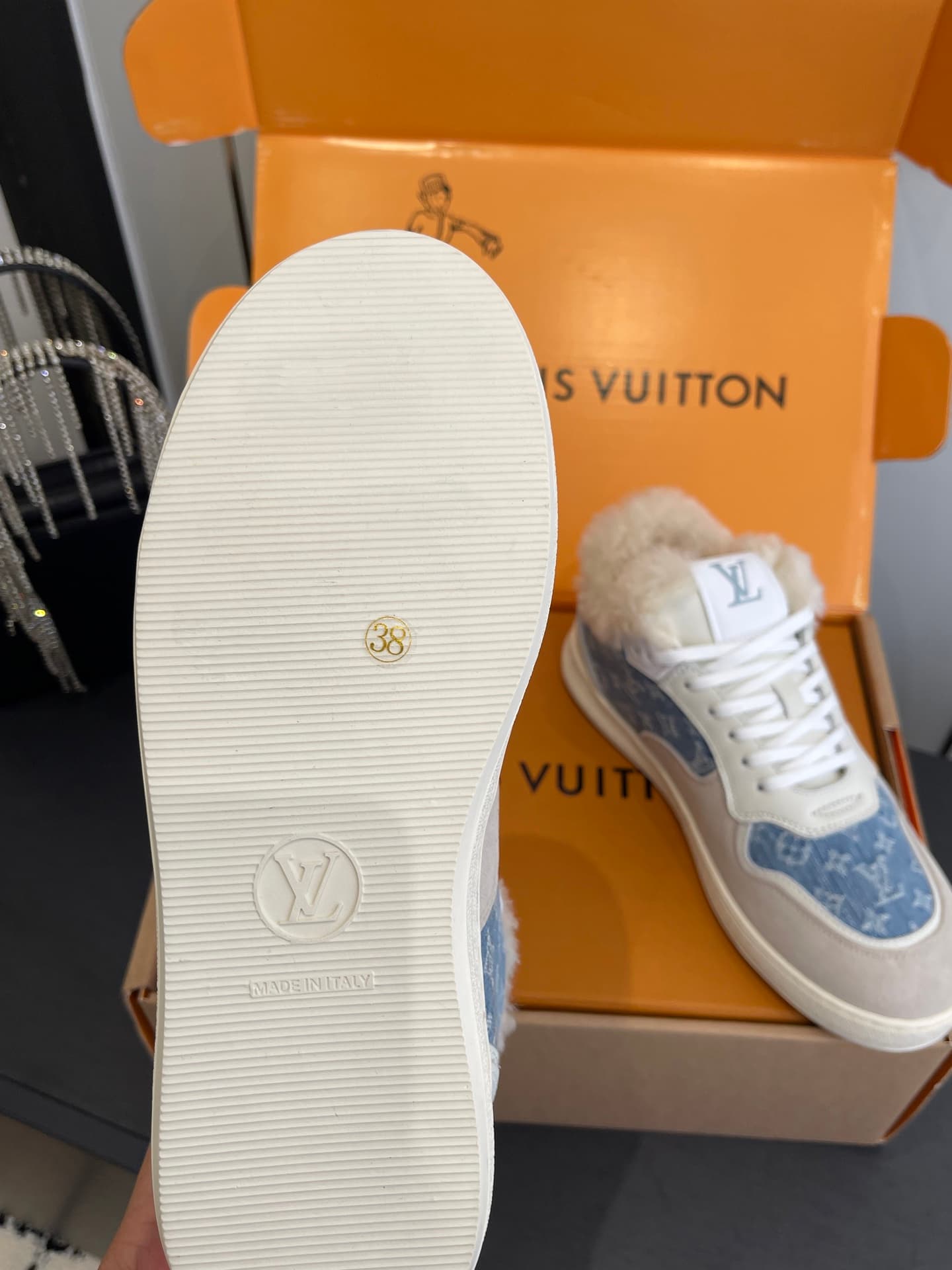 D9153 🏧𝐋𝐕 Louis Vuitton TIME OUT casual sneakers, soft microfiber shoes — image 6