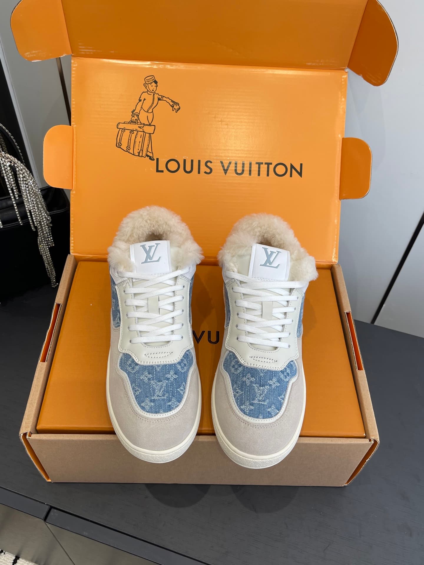 D9153 🏧𝐋𝐕 Louis Vuitton TIME OUT casual sneakers, soft microfiber shoes — image 2