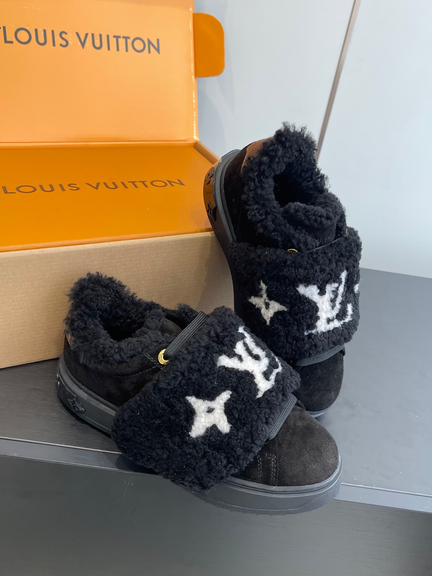 D9150 🏧𝐋𝐕 Louis Vuitton’s new autumn/winter collection: casual sneakers, white sneakers, with fur lining. — image 5
