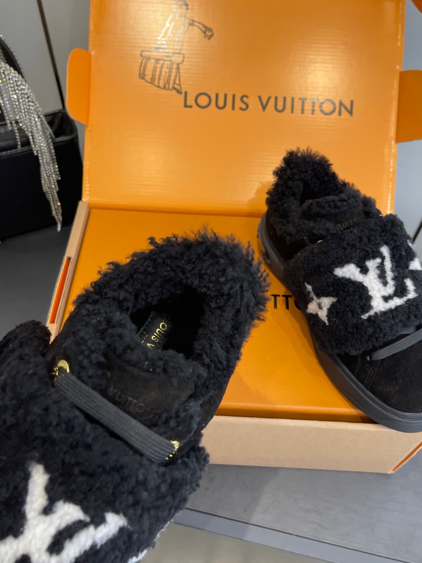 D9150 🏧𝐋𝐕 Louis Vuitton’s new autumn/winter collection: casual sneakers, white sneakers, with fur lining. — image 4