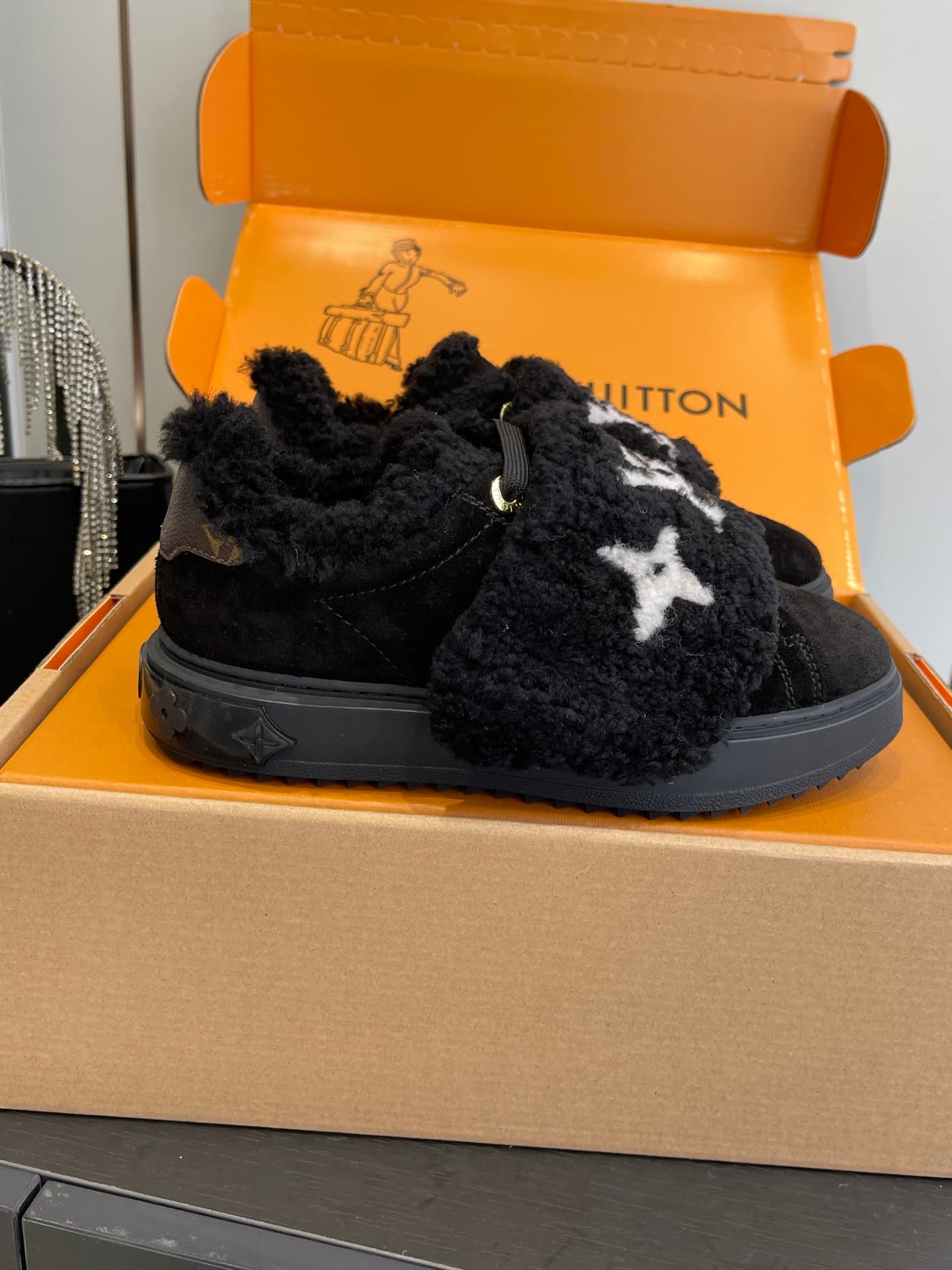 D9150 🏧𝐋𝐕 Louis Vuitton’s new autumn/winter collection: casual sneakers, white sneakers, with fur lining. — image 2